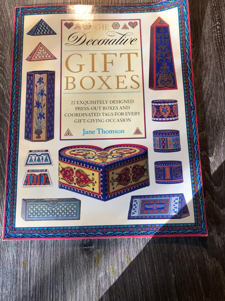Boek met hele luxe cadeau doosjes, Ophalen of Verzenden, Zo goed als nieuw, Frame of Mal