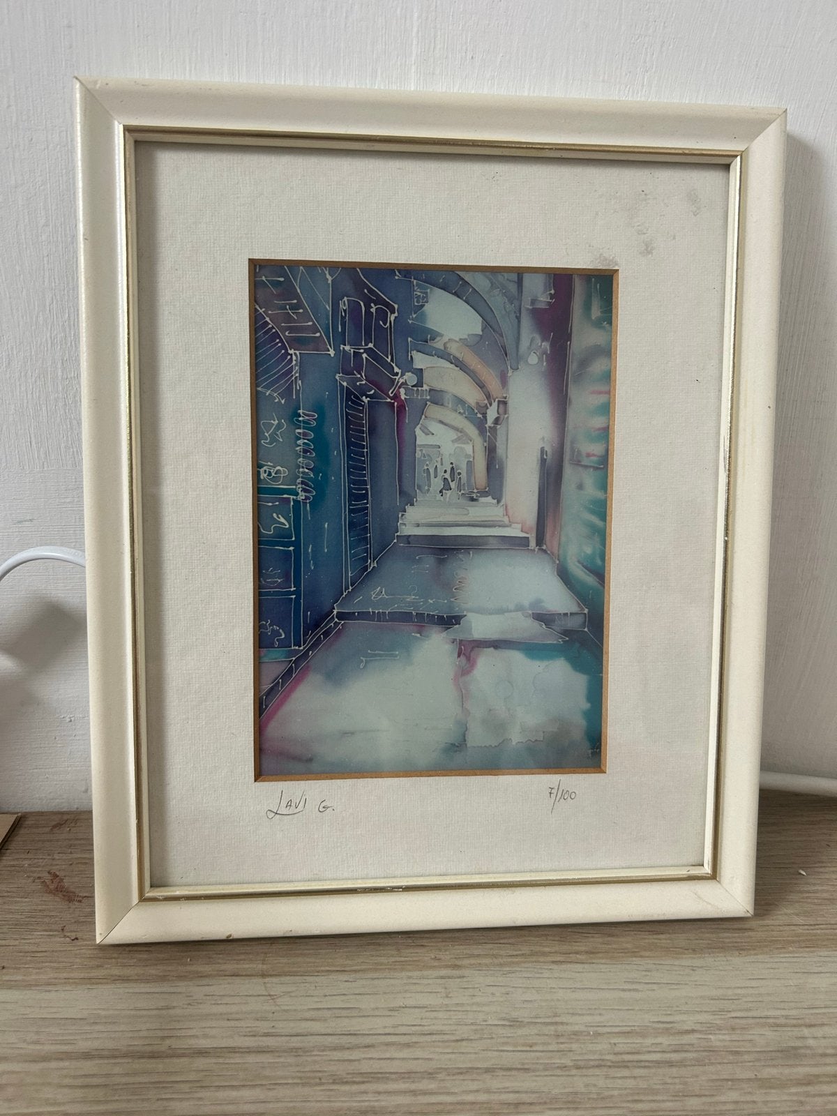 Stadsgezicht in blauwtinten - Gesigneerd en Genummerd, Antiek en Kunst, Achter glas, Overige stijlen, Ophalen of Verzenden, Aquarel