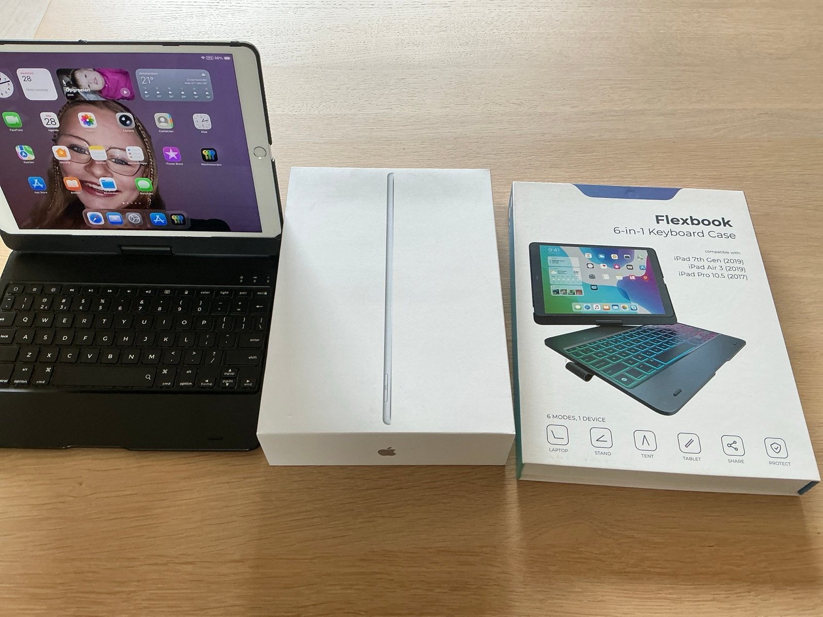 Foto 7 van Apple iPad Air (3e generatie) 64GB Wi-Fi met toetsenbord