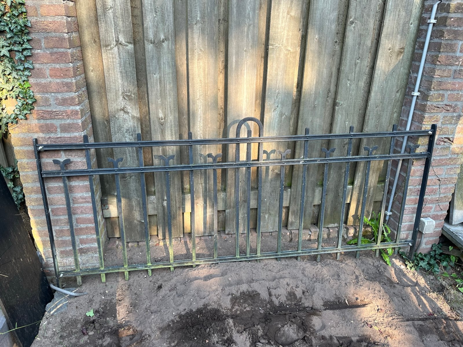 Gietijzeren sierhekwerk met poort - 6 meter, Met poort, Gebruikt, Ophalen of Verzenden, Sierhekwerk
