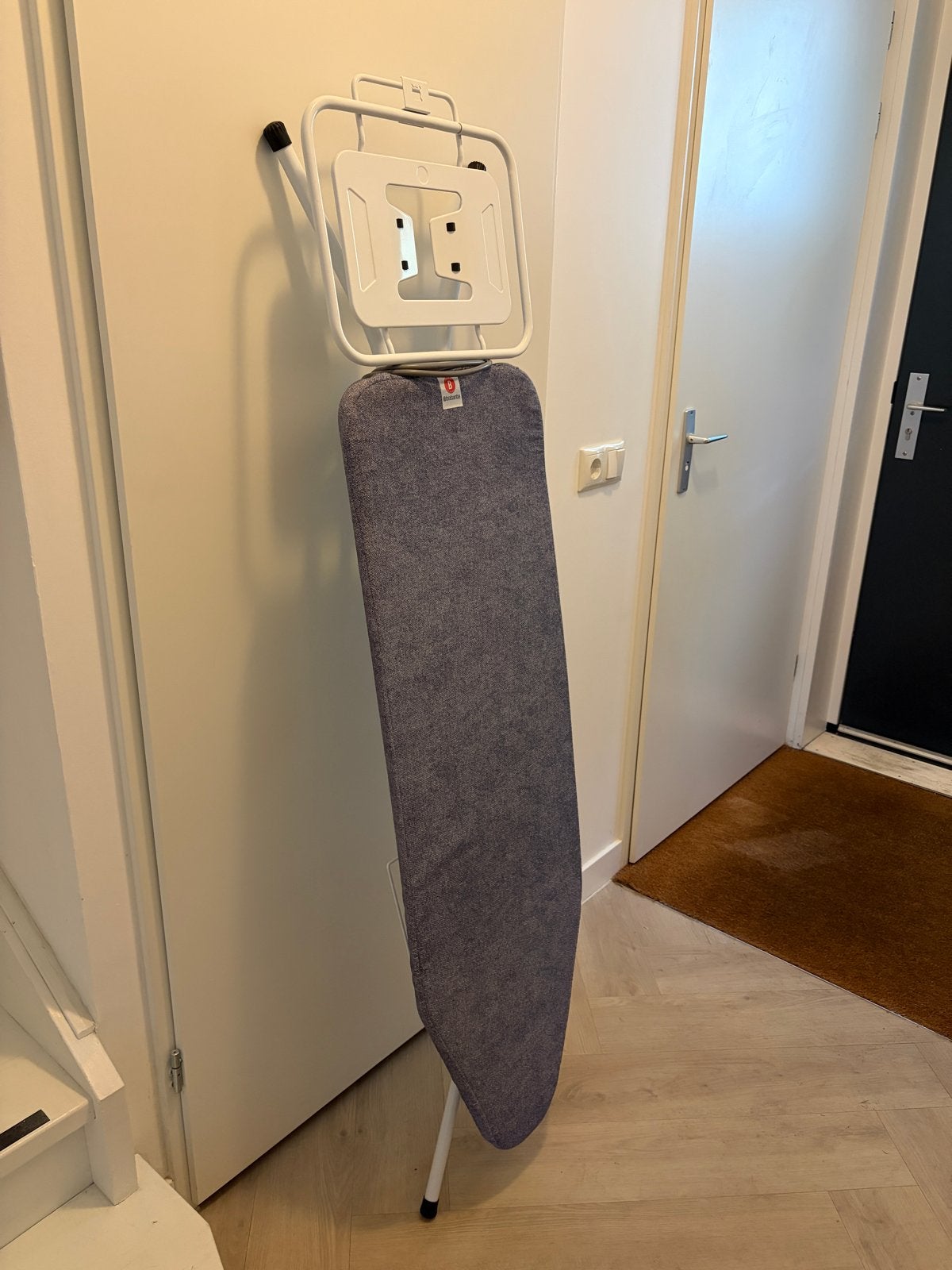 Strijkplank met Brabantia overtrek en stekker, Ophalen, Zo goed als nieuw