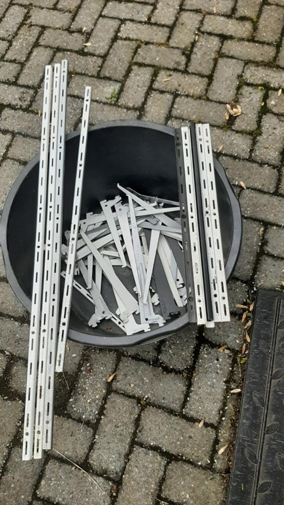 Wandbevestiging rails en plankdragers, Ophalen