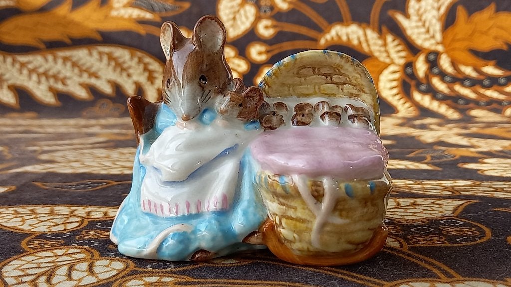 Hunca Munca mooi oud Beswick beeldje van Beatrix Potter.
