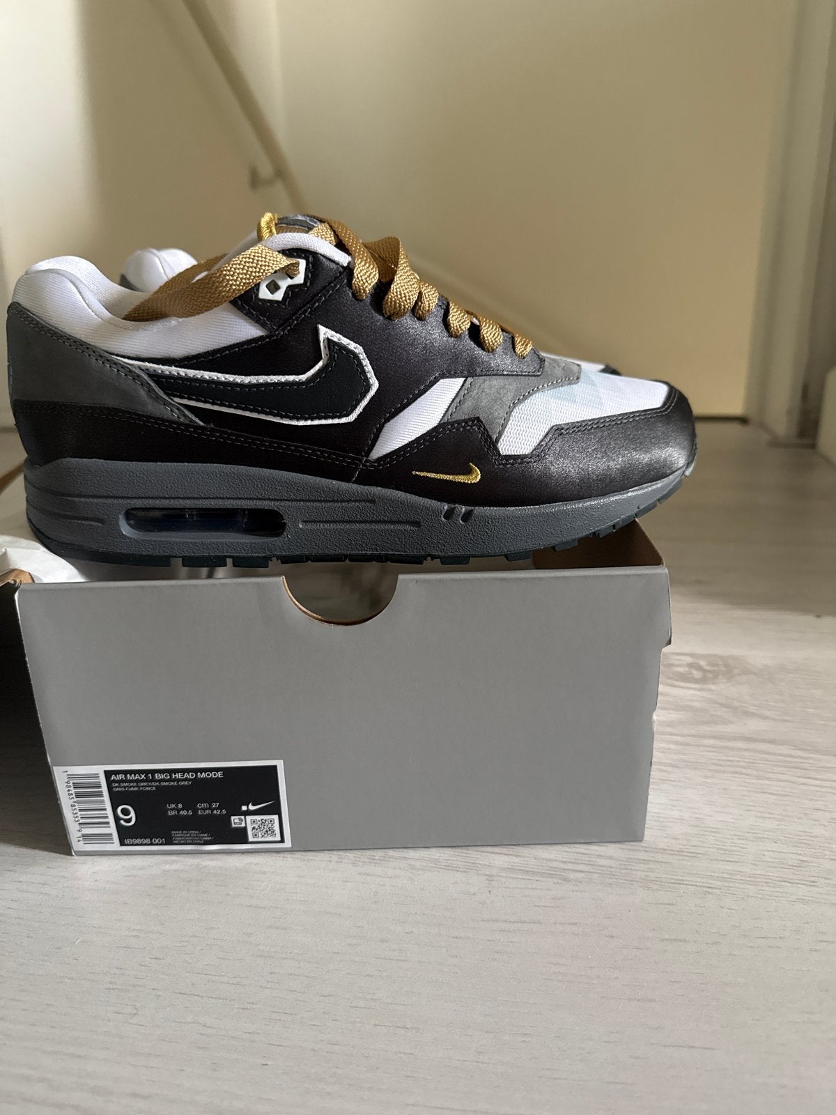 Nike Air Max 1 Swoosh Low Poly Big Head Mode  - Maat 42,5, Kleding | Heren, Ophalen, Nieuw, Zwart, Sneakers of Gympen