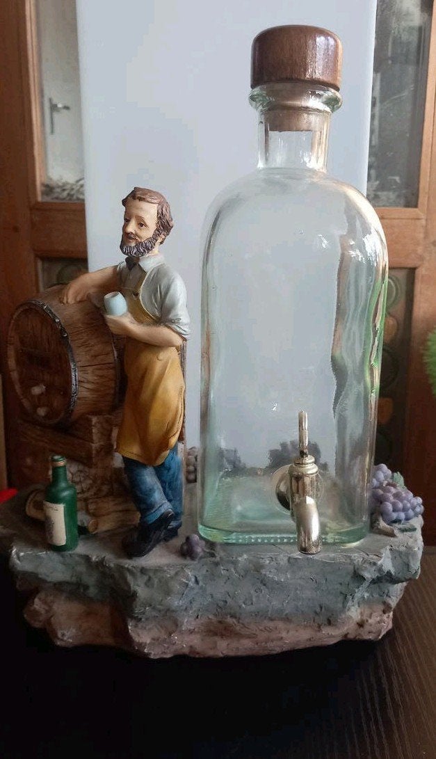 Wijnschenker met vat en figuur - Decoratieve drankdispenser, Gebruikt, Meerkleurig, Ophalen of Verzenden, Klassiek