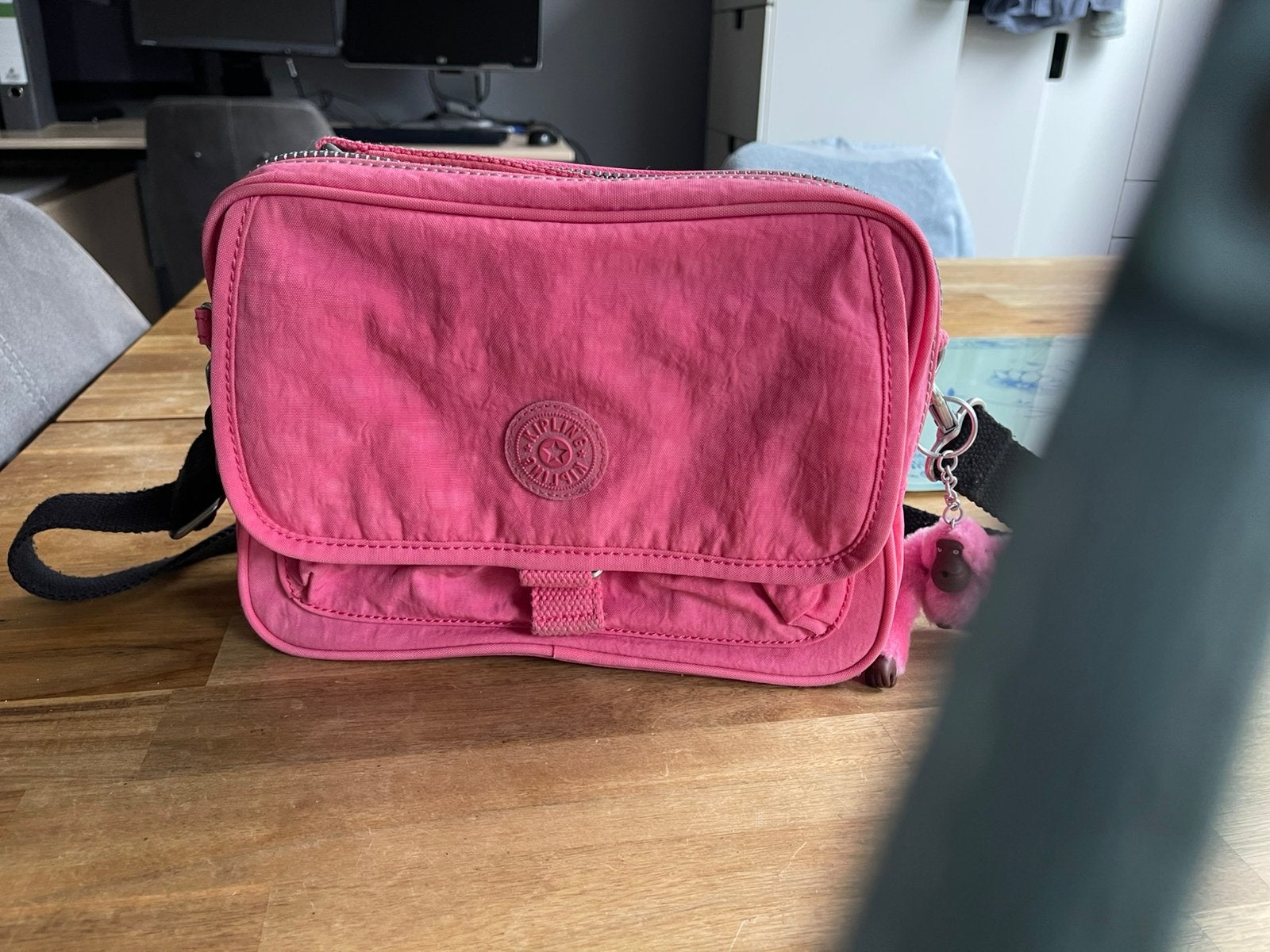 KIPLING schoudertas Nieuw roze met aapje, Sieraden, Tassen en Uiterlijk, Tassen | Schoudertassen, Ophalen, Zo goed als nieuw, Roze