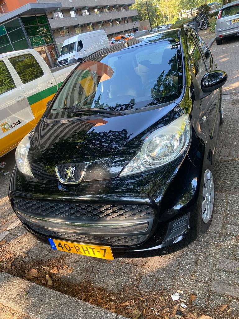 Peugeot 107 1.0 12V 5DR 2011 Zwart, Auto's, Voorwielaandrijving, Stof, 4 stoelen, Origineel Nederlands