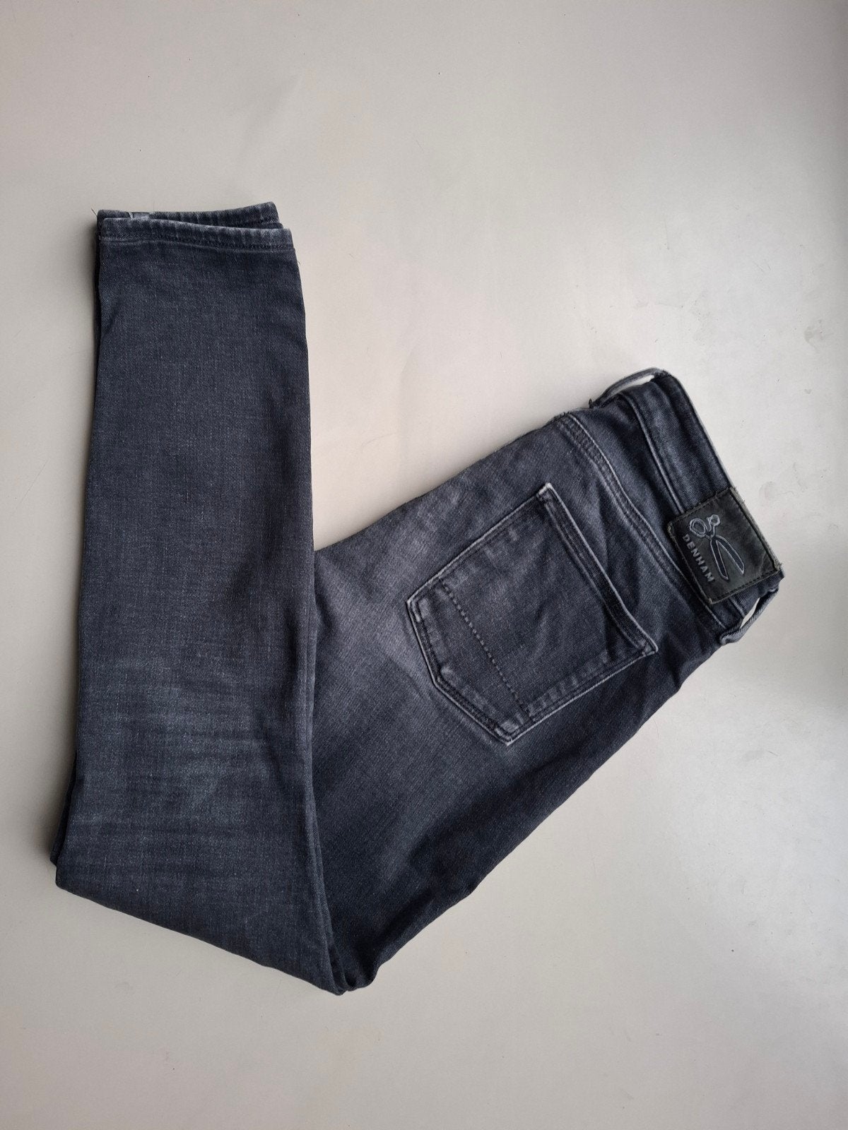 Donkergrijze Denham Spray Super Tight Fit jeans maat 28 l 30, Denham, Ophalen of Verzenden, Zo goed als nieuw, W28 - W29 (confectie 36)