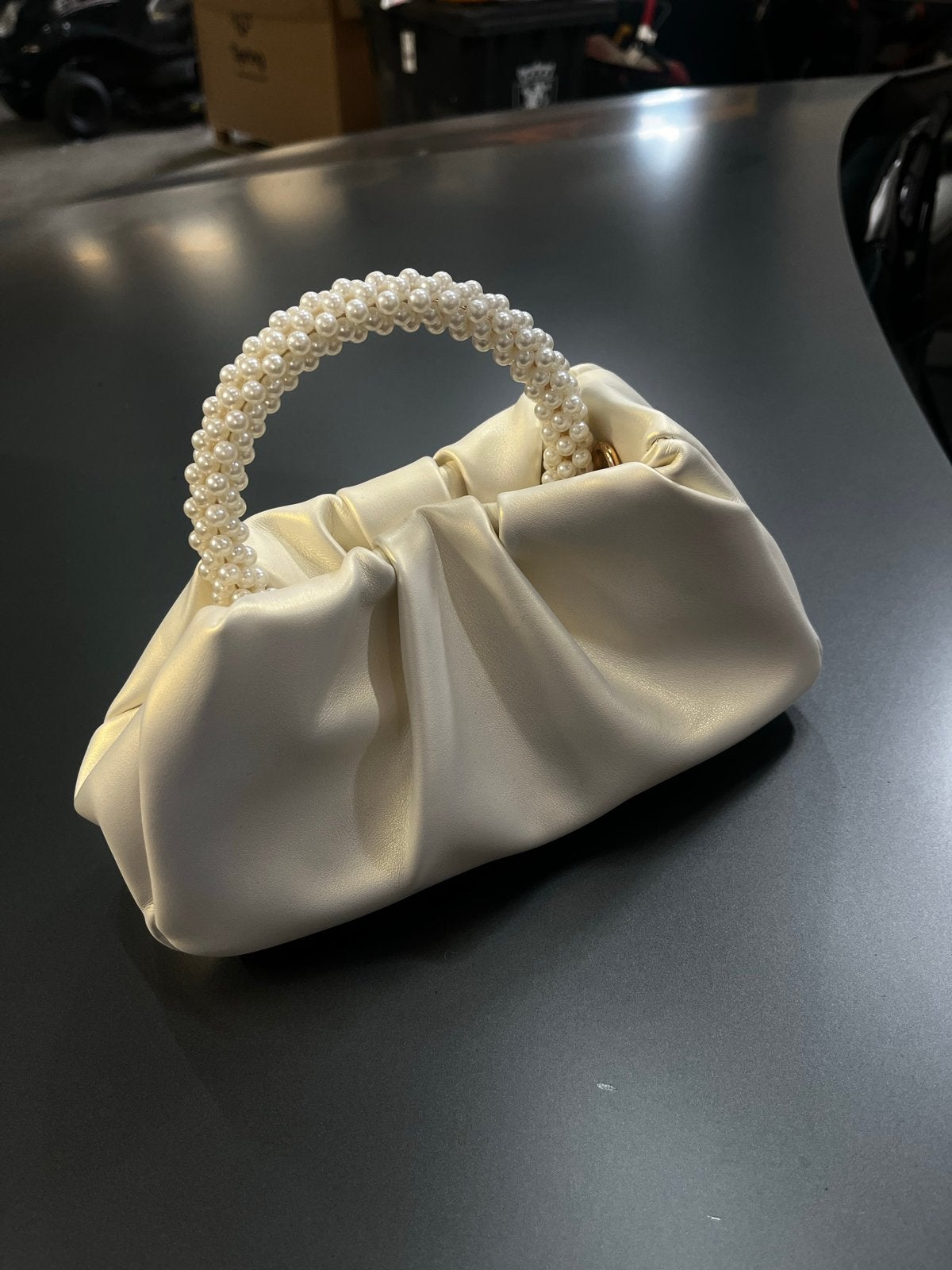 Elegante Avondtas met Parelhandvat - Nieuw, Sieraden, Tassen en Uiterlijk, Tassen | Damestassen, Ophalen of Verzenden, Nieuw, Beige