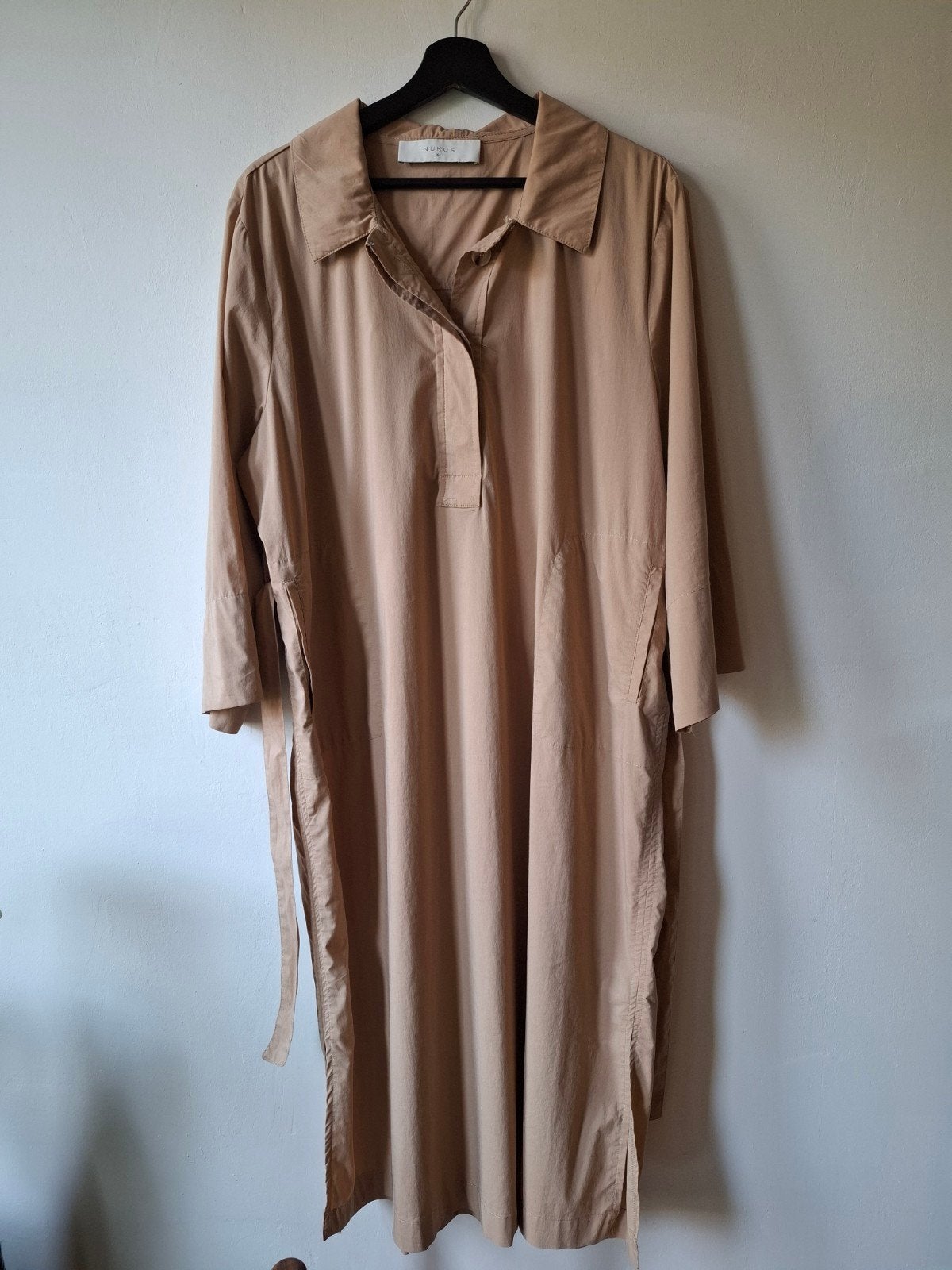 Nukus camelkleurige jurk - Maat XL/42-44, Kleding | Dames, Bruin, Maat 42/44 (L), Ophalen of Verzenden, Zo goed als nieuw