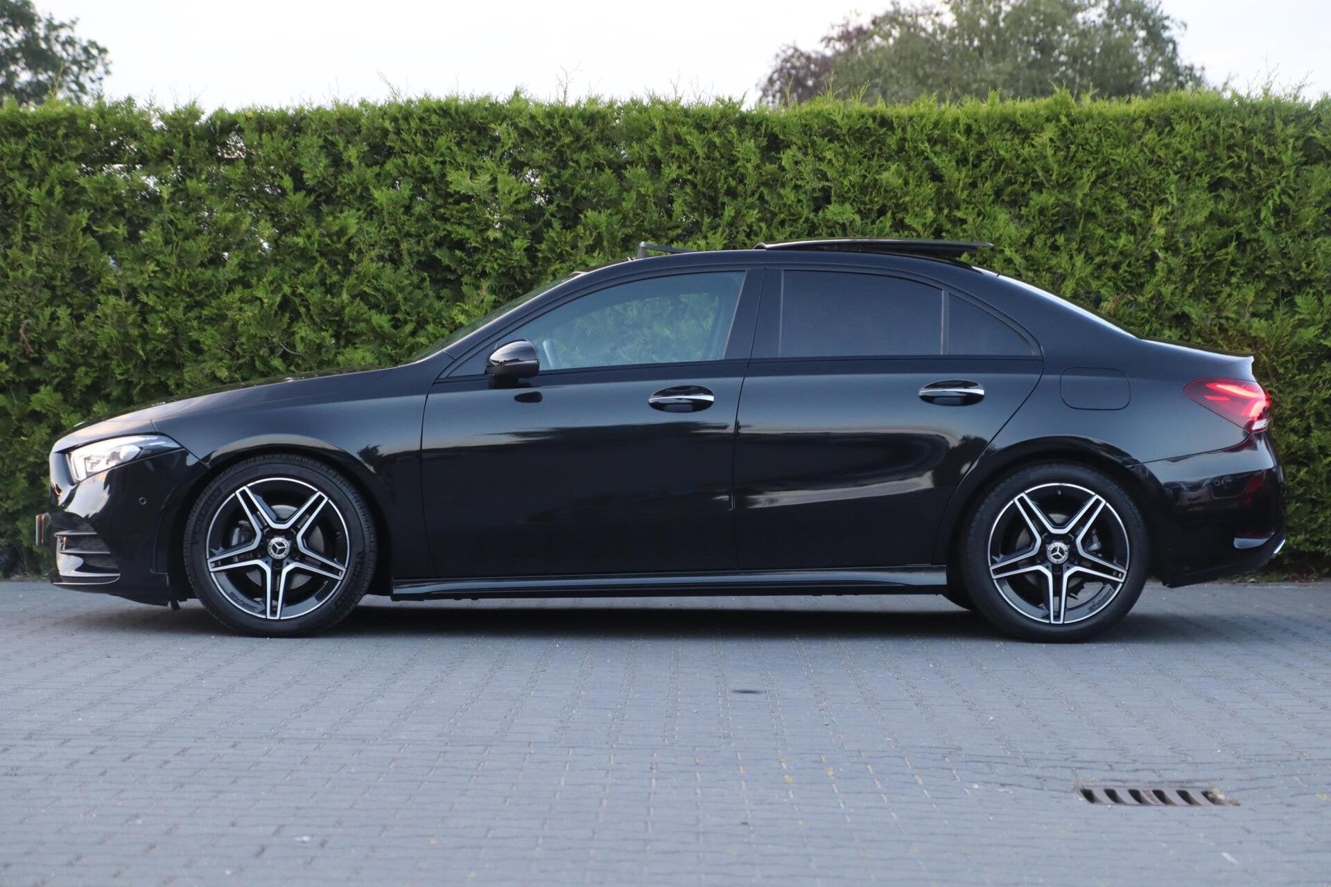 🔥 MERCEDES A180 SEDAN AMG LINE | PANO ☀️ | VIRTUAL, 136 pk, Euro 6, 4 cilinders, Automatische klimaatregeling