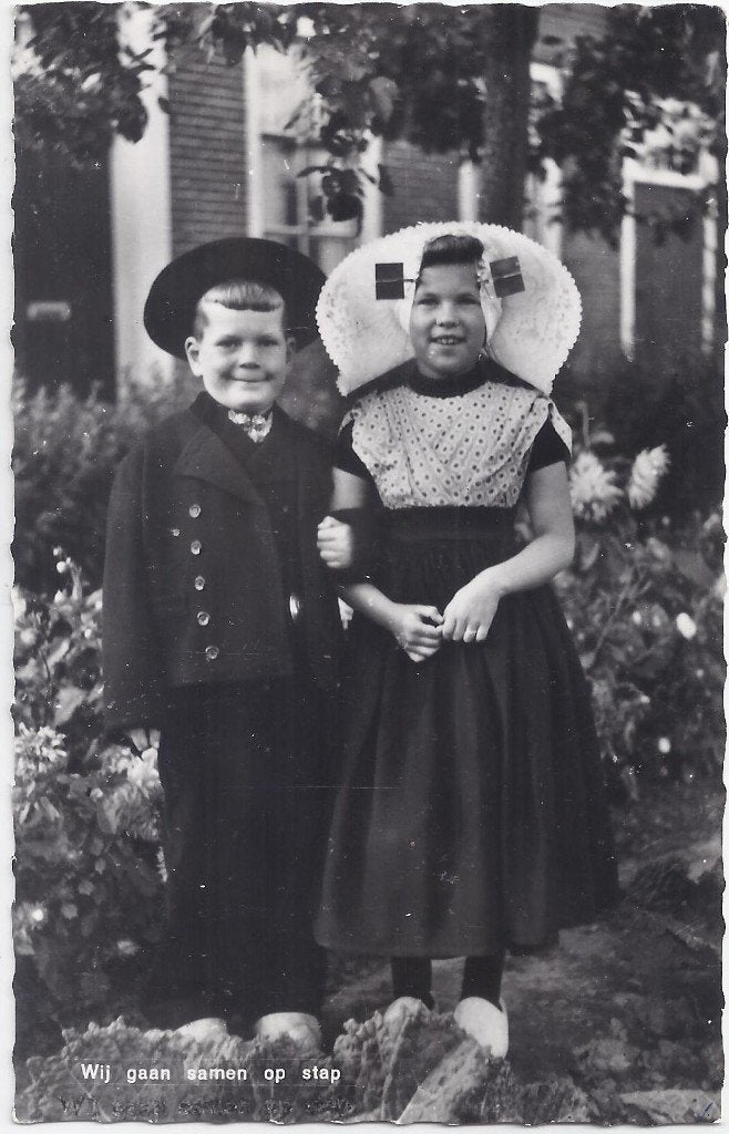 Klederdracht samen op stap oude gelopen ansichtkaart a2006, Ophalen of Verzenden, 1920 tot 1940, Gelopen, Zeeland