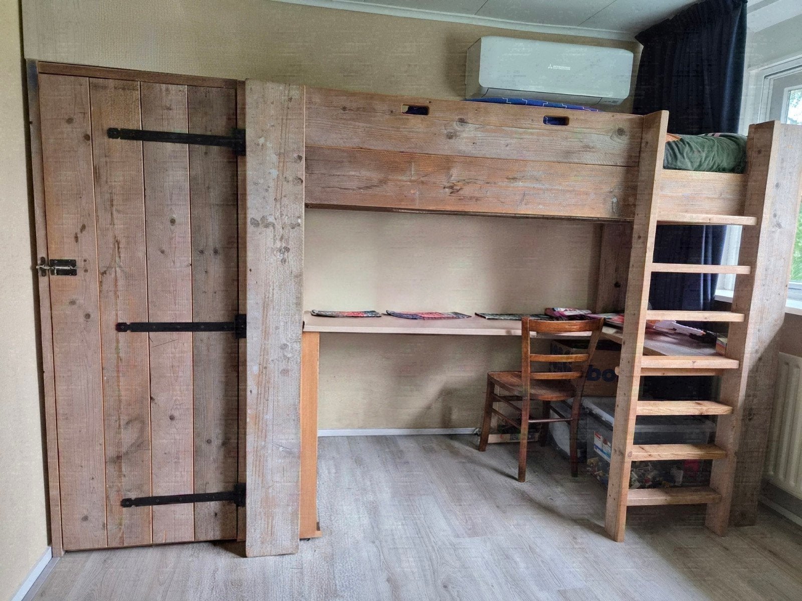 Foto 2 van Mooie steigerhouten hoogslaper met bureau en kast