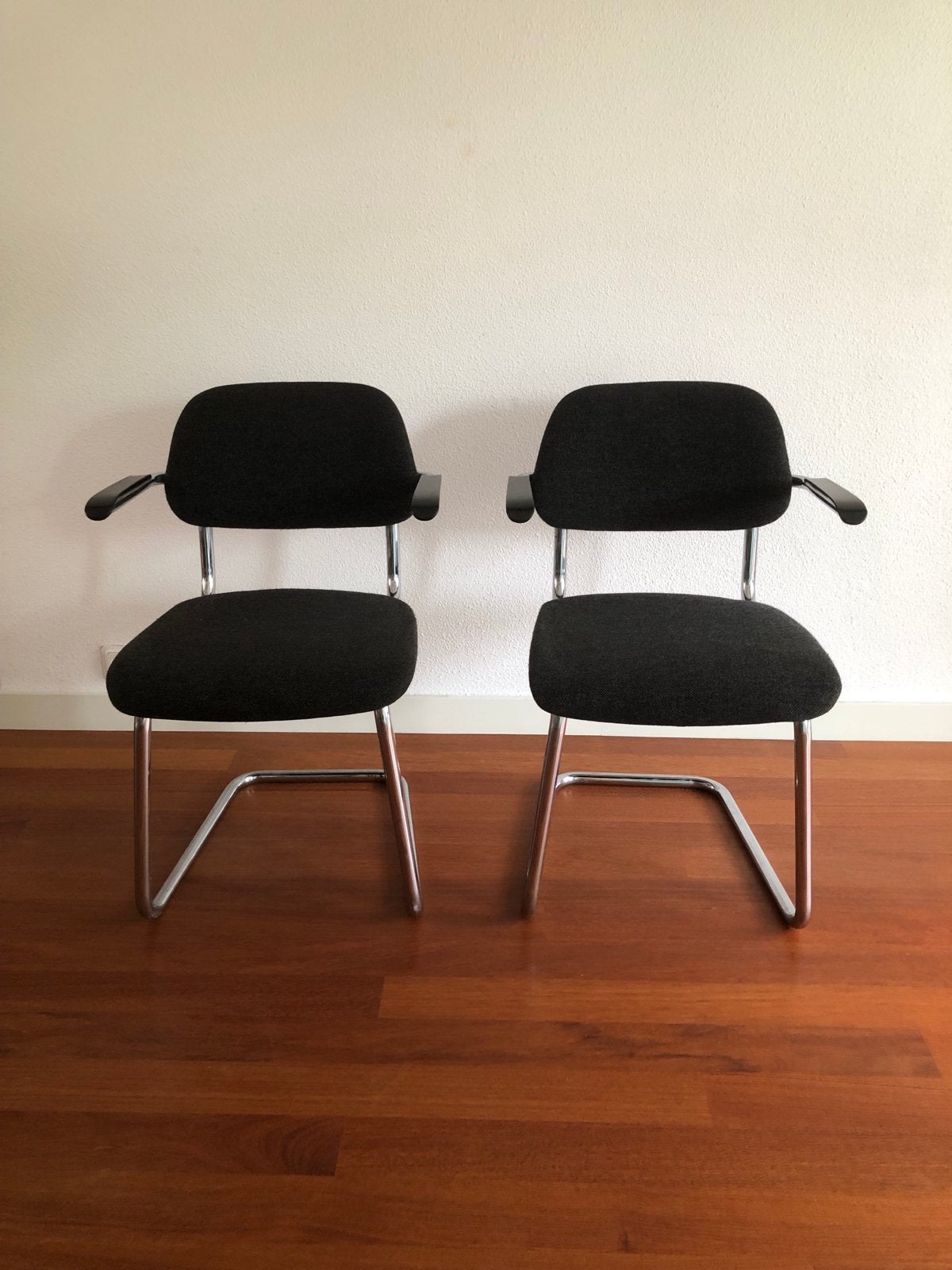 Jami zwevende buisframe chroom retro design stoelen, Zwart, Zo goed als nieuw, Stof, Ophalen