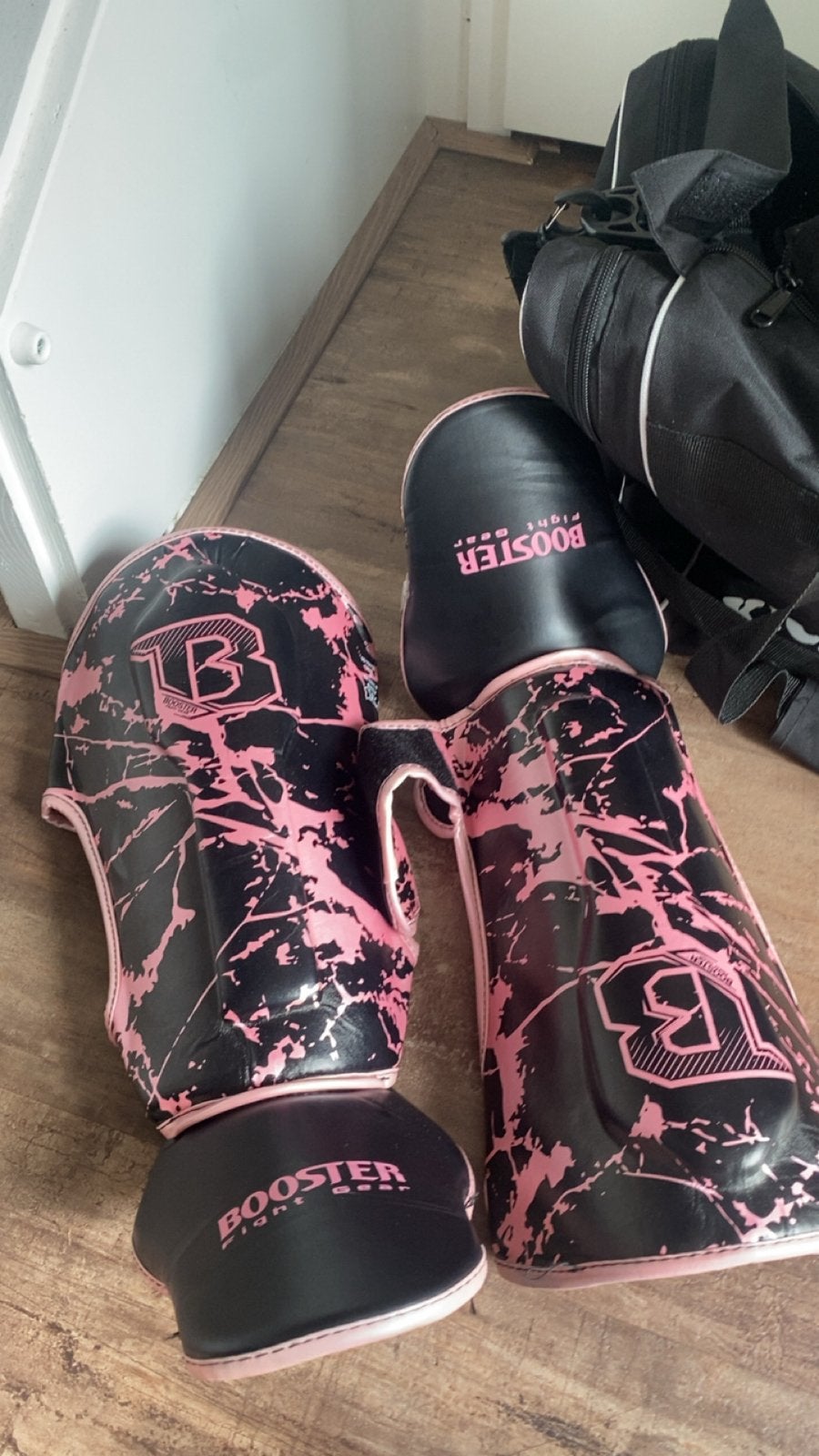 Booster Fight Gear Kickboks Set Roze/Zwart (Scheenbeschermer, Ophalen of Verzenden, Gebruikt, Overige, Vechtsportbescherming