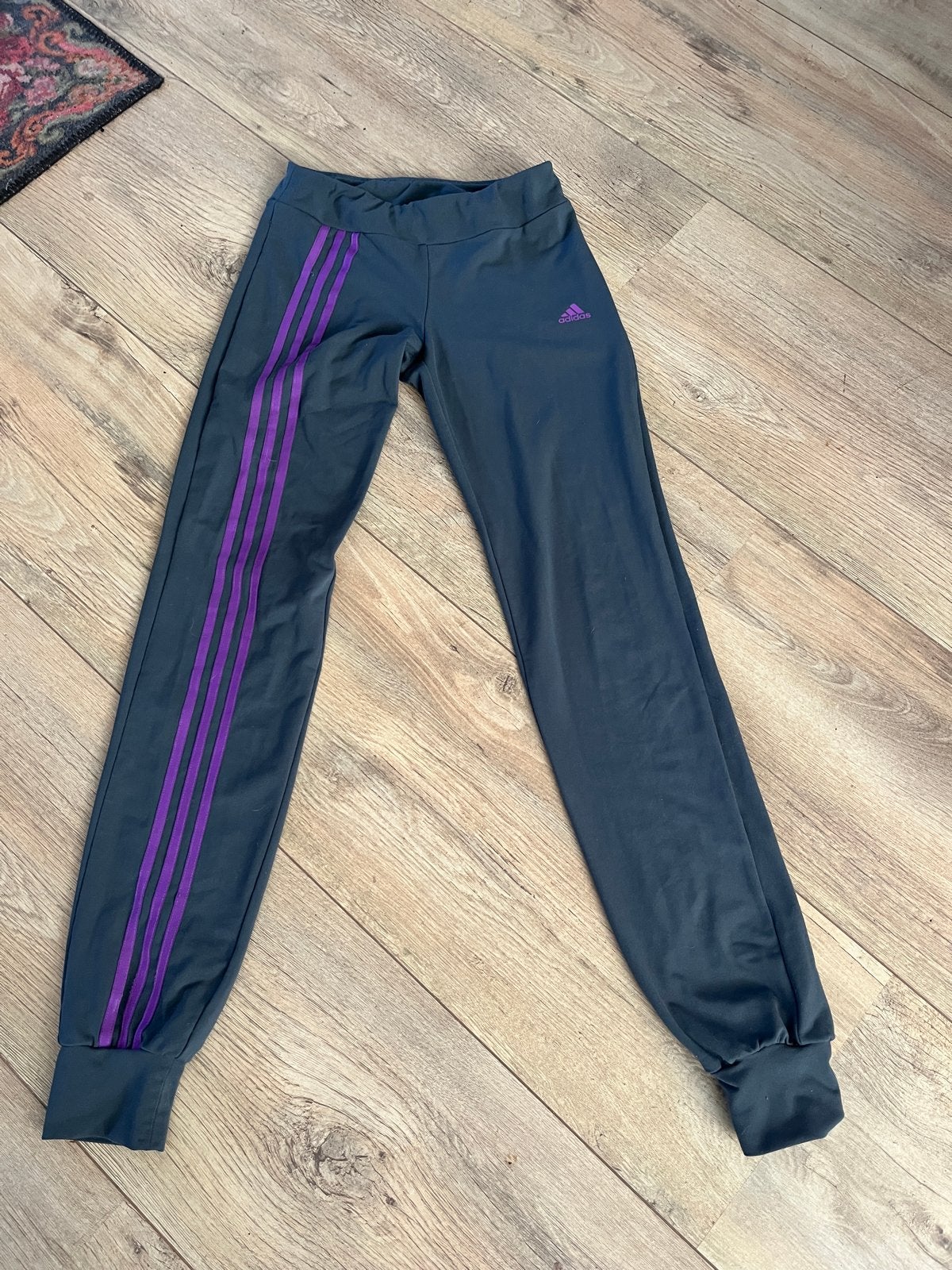 Adidas sportbroek Climalite grijs met paarse strepen, Kleding | Dames, Sportkleding, Ophalen of Verzenden, Maat 34 (XS) of kleiner