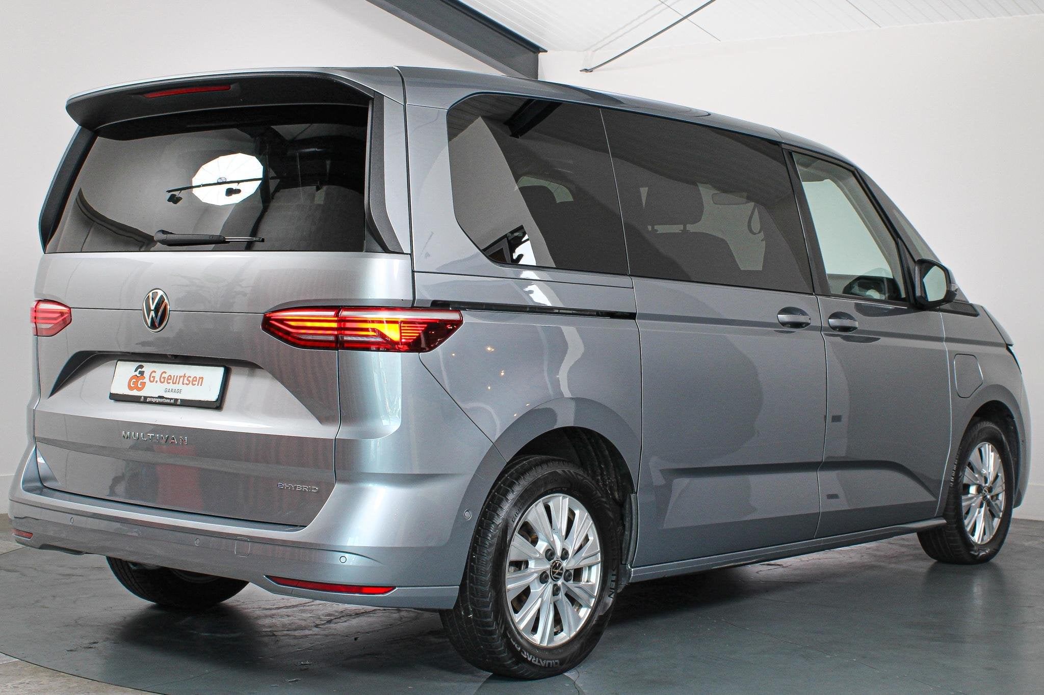 Volkswagen Multivan 1.4 eHybrid L1H1 Style, 7-Persoons, Trek, Gebruikt, 7 stoelen, Hybride Elektrisch/Benzine, 1600 kg