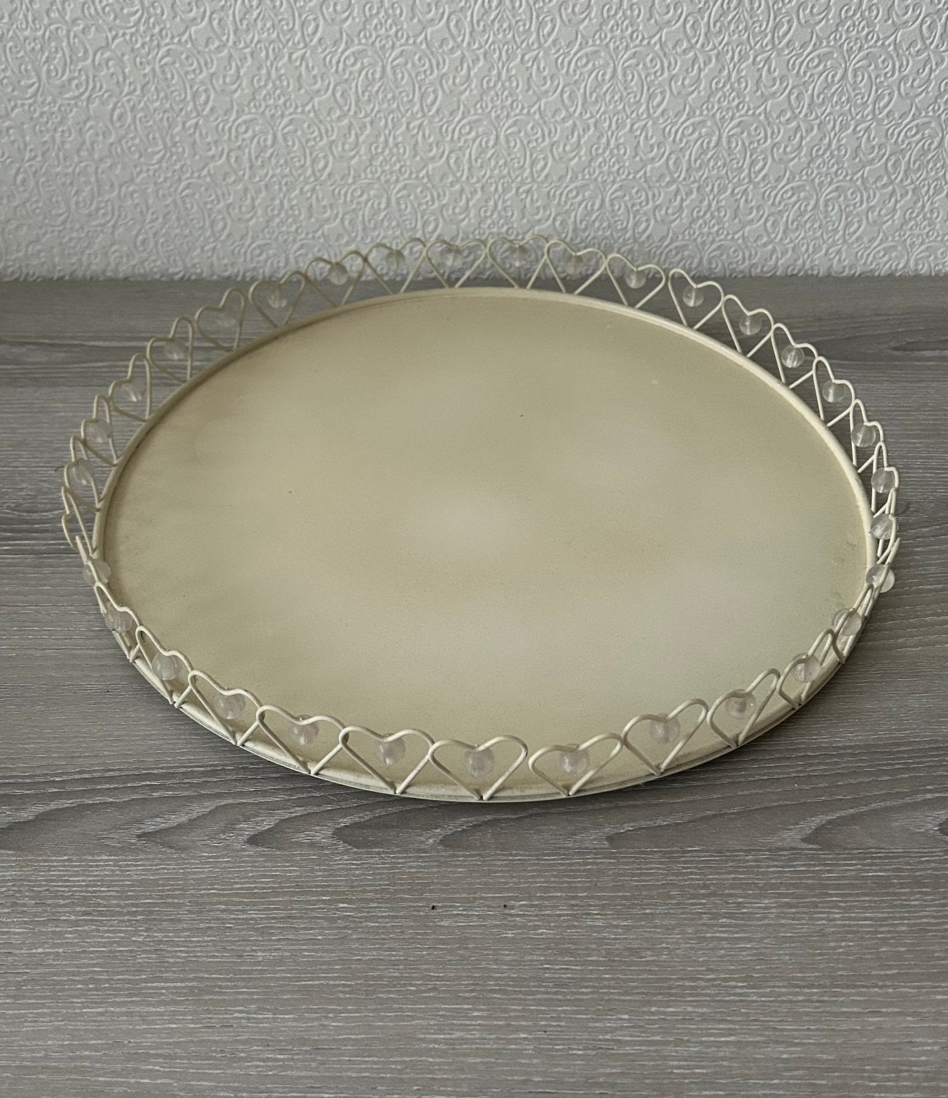 Crèmekleurig dienblad met hartjes, Gebruikt, Decoratieve rand, Rond, Ophalen of Verzenden