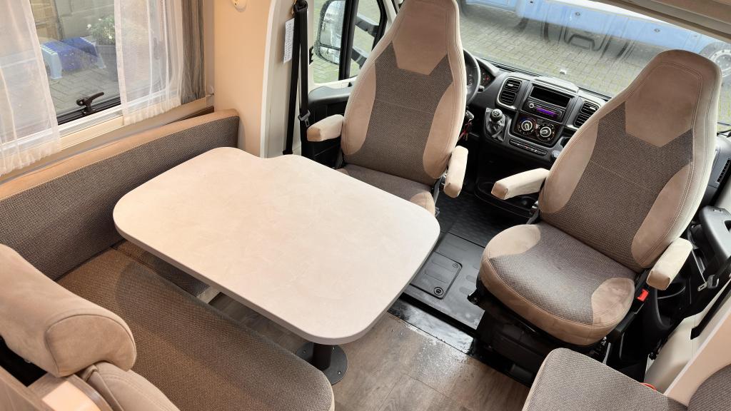!! zonder inruil €64950 !! De Carado T447 Pro Uit 2, Ringverwarming, 7 tot 8 meter, Bedrijf, Half-integraal