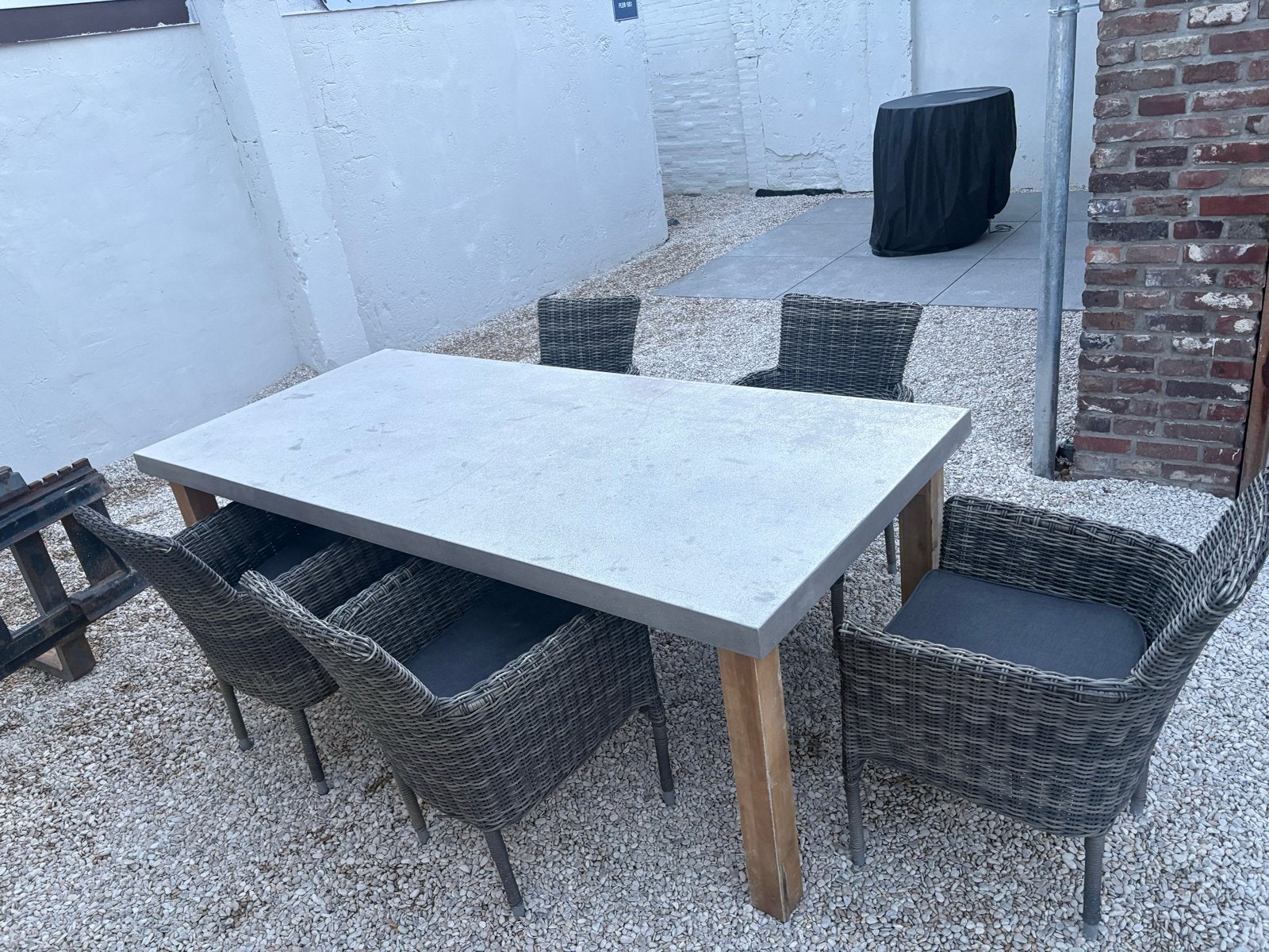Tuintafel met betonnen blad en 5 rieten eetstoelen, Ophalen, 5 zitplaatsen, Gebruikt, Eettafel