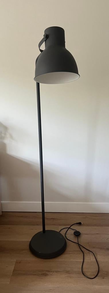 Staande Ikea lamp Hektar grijs, Huis en Inrichting, Lampen | Vloerlampen, Ophalen, Zo goed als nieuw, 150 tot 200 cm