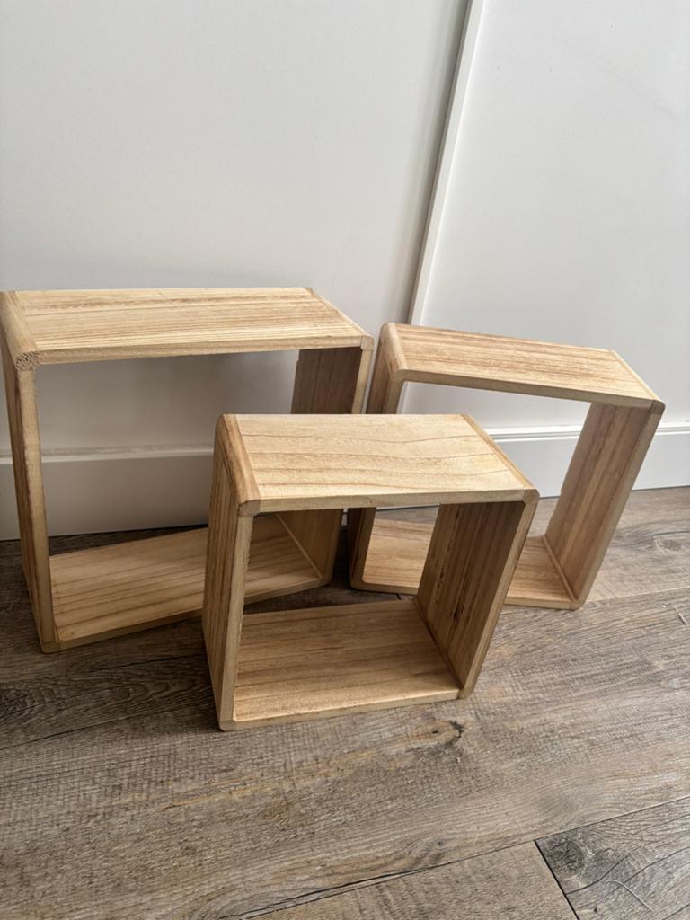 Set van 3 houten wandkubussen – Vakkenkastjes / Wandplanken, Huis en Inrichting, Woonaccessoires | Wandplanken en Boekenplanken