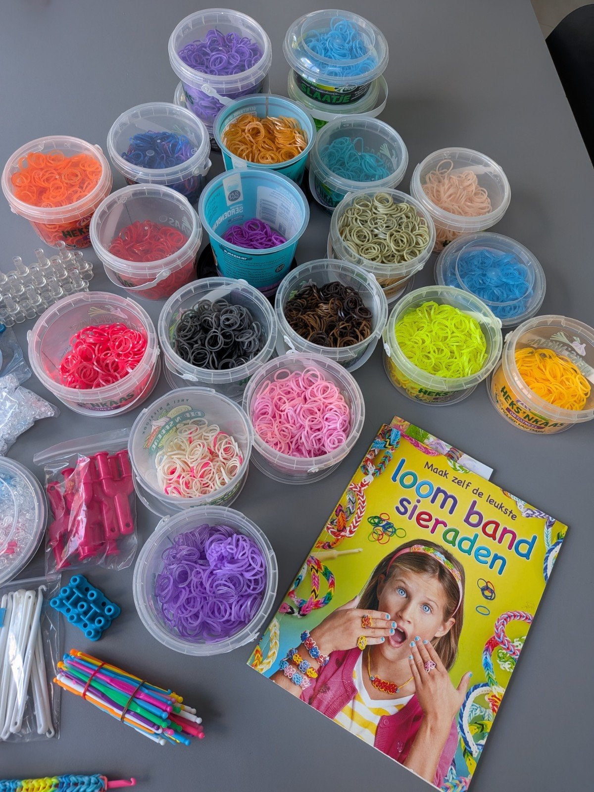 Grote Loom Knutselset met Veel Elastiekjes en Boekjes, Gebruikt, Overige thema's, Meerkleurig, Ophalen of Verzenden