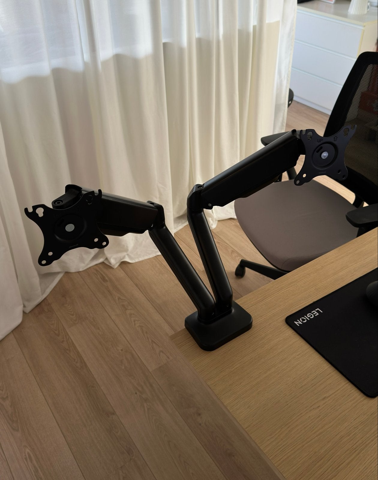 BlueBuilt Monitor Arm met Gasveer voor 2 Monitoren, Ophalen of Verzenden, Zo goed als nieuw, Overige typen, Onbekend