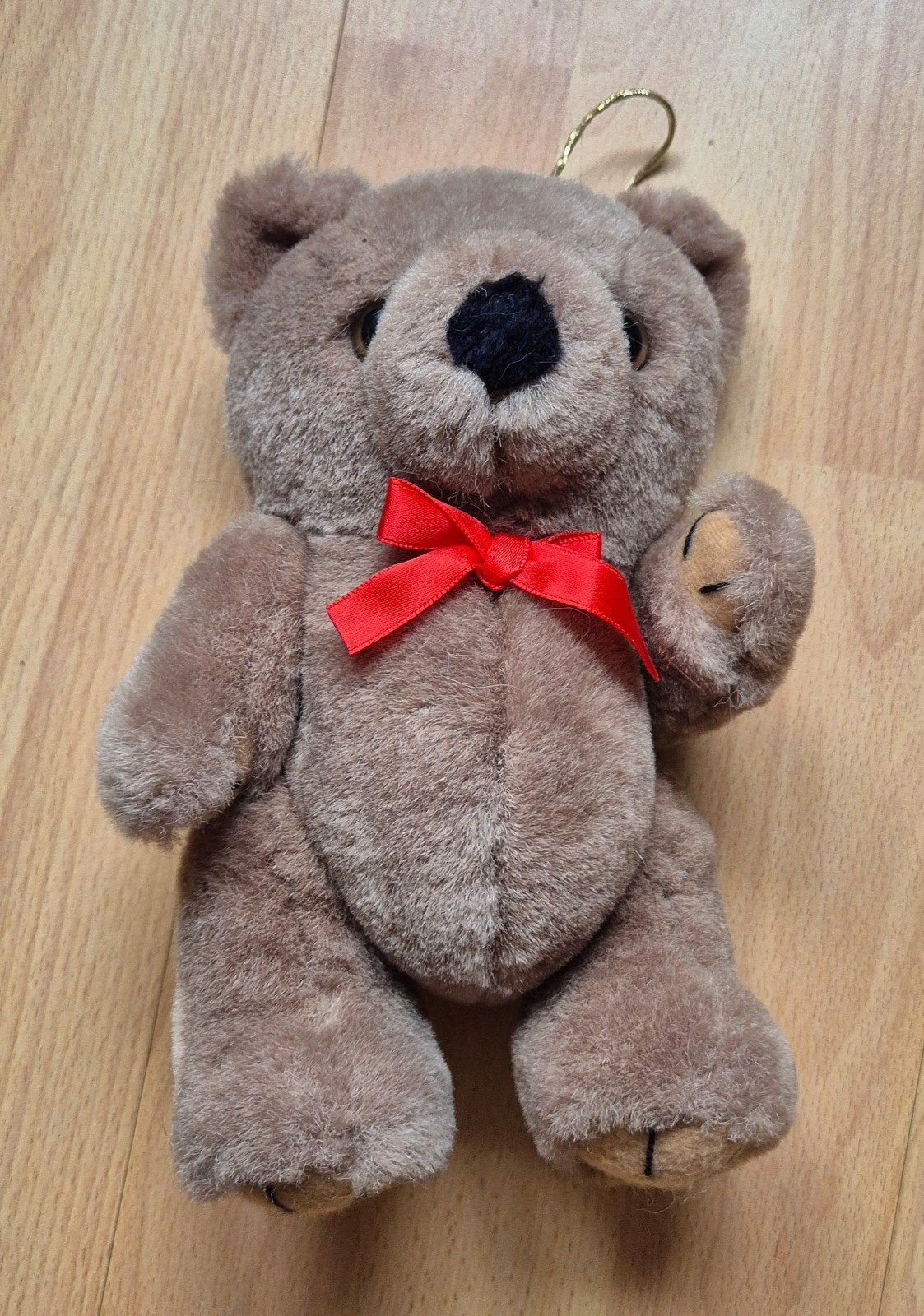 Onbeschadigd beertje met rood lintje, Verzamelen, Beren en Cherished Teddies, Ophalen of Verzenden, Zo goed als nieuw, Stoffen beer