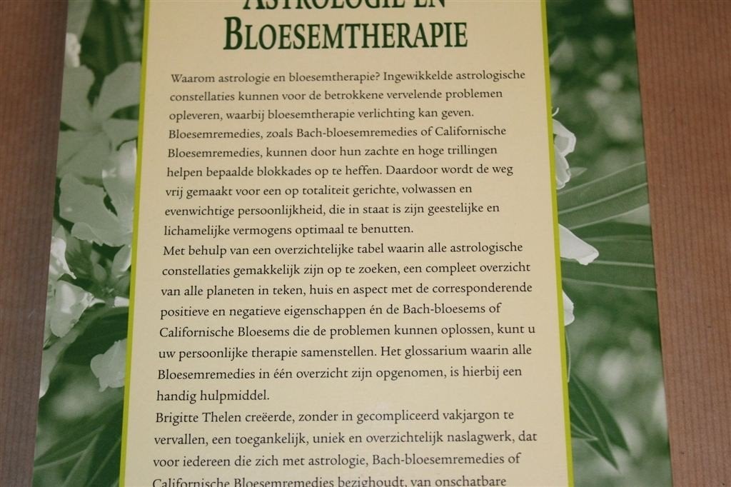 Astrologie & Bloesemtherapie — Bach & Californische Remedies, Boeken, Ophalen of Verzenden, Gelezen, Overige onderwerpen, Achtergrond en Informatie