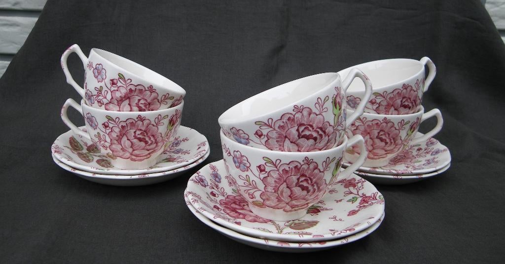 Johnson Brothers/Bros ROSE CHINTZ  Kop en schotels Ø 9 cm, Ophalen of Verzenden, Zo goed als nieuw, Overige stijlen, Kop(pen) en/of Schotel(s)