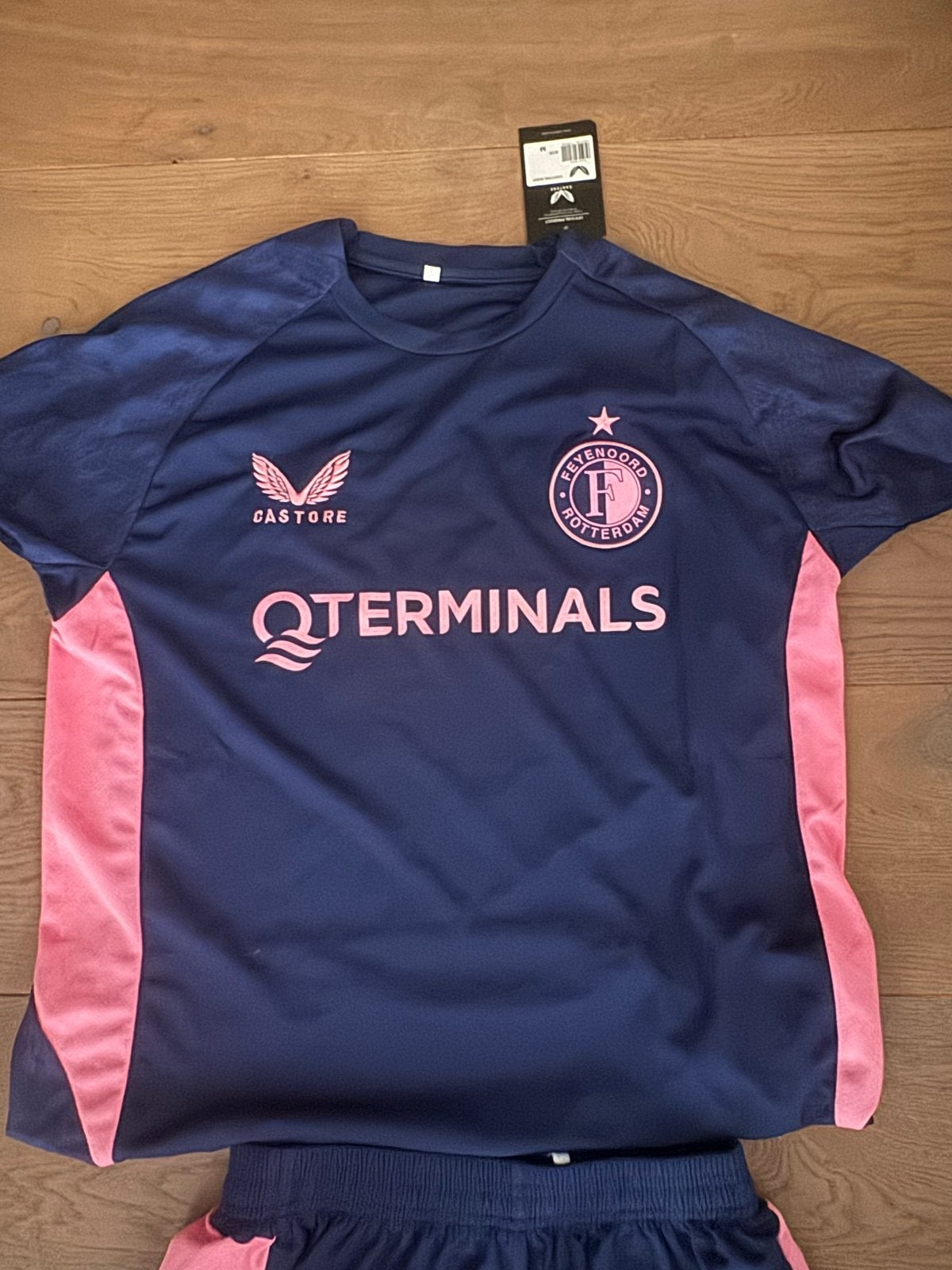 Feyenoord Castore Trainingsset Thuisshirt Broekje Maat M Nie, Maat M, Ophalen of Verzenden, Nieuw, Set