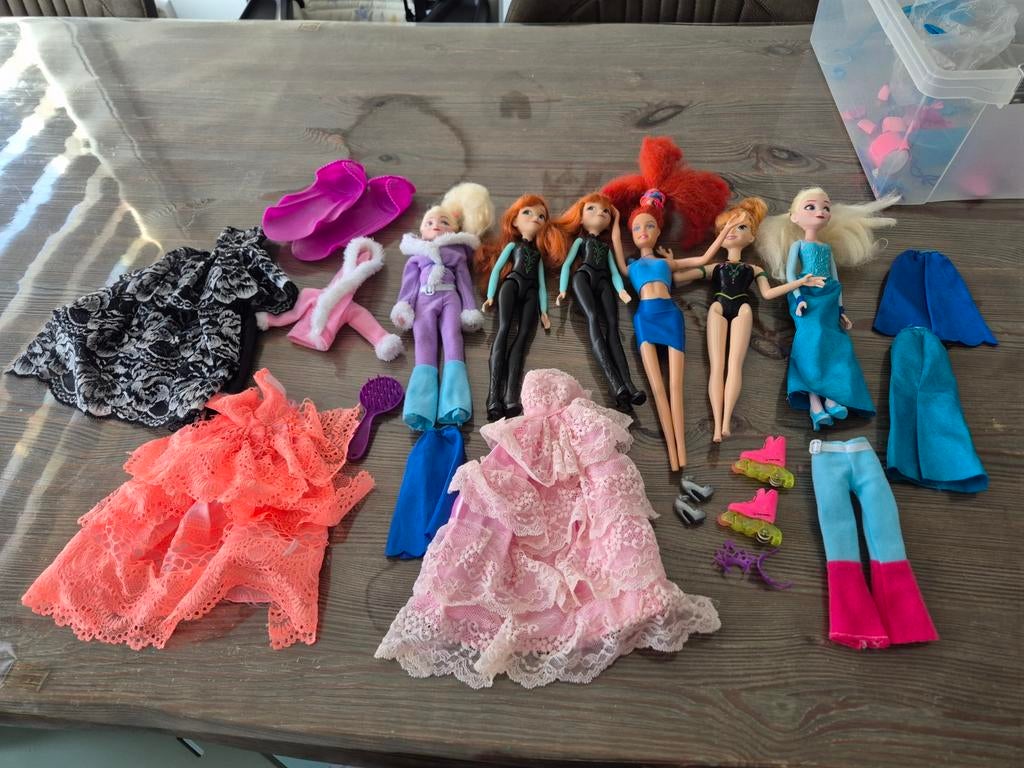 6 Barbies met diverse kleding en accessoires, Ophalen of Verzenden, Gebruikt, Barbie