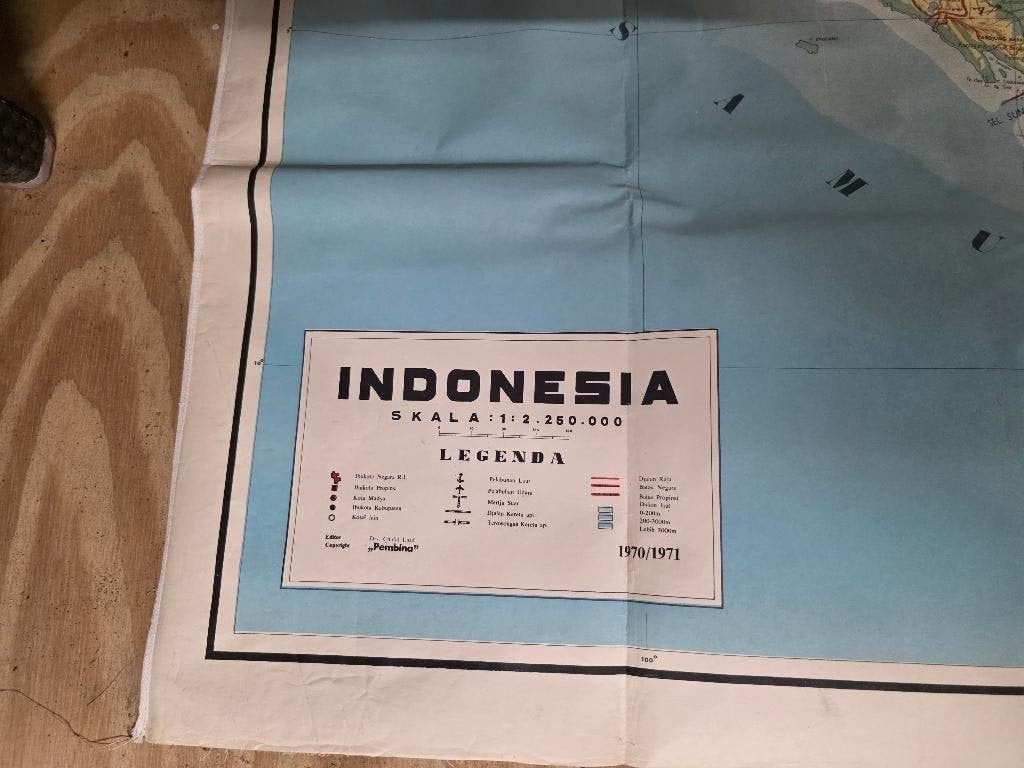 OUDE LINNEN LANDKAART INDONESIA  AFMETING   228X116 CM, Landkaart, 1800 tot 2000, Nederland, Ophalen