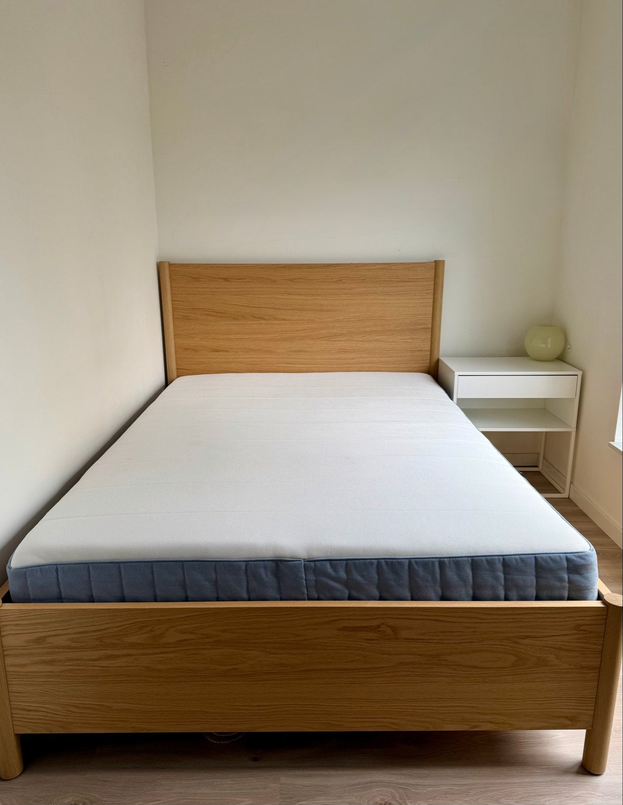 Ikea Tonstad bed 140x200 met matras, lattenbodem & nachtkast, Ophalen, Tweepersoons, 140 cm, Zo goed als nieuw