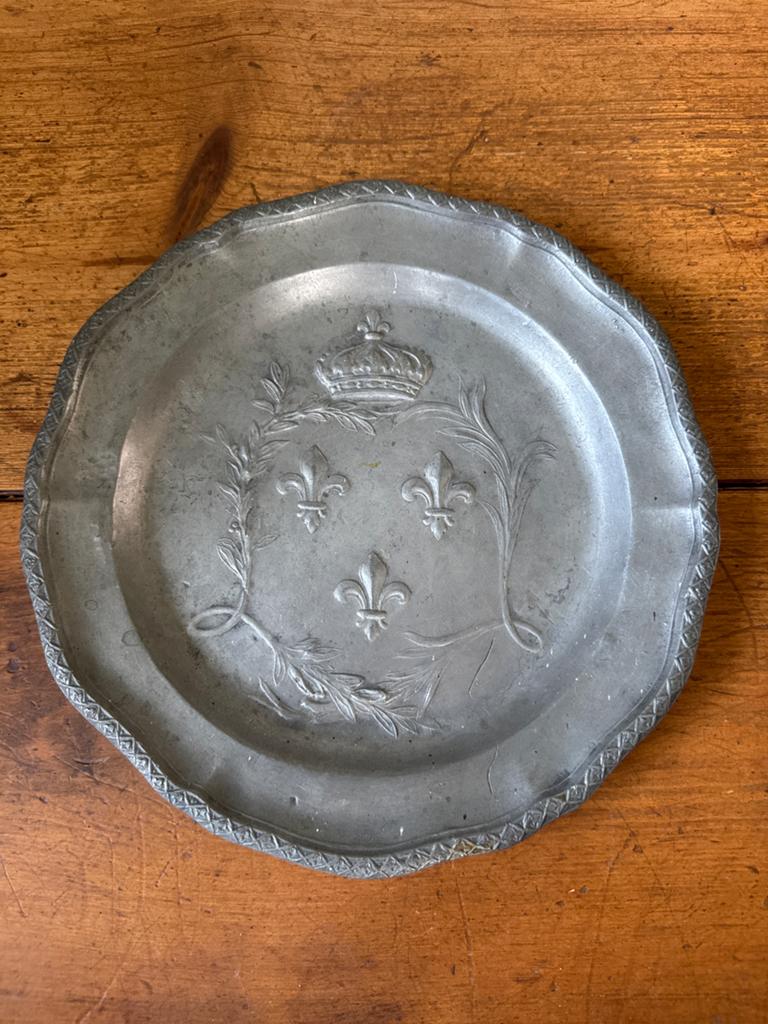Antiek tinnen bord met Franse lelies en kroon, Antiek en Kunst, Ophalen of Verzenden