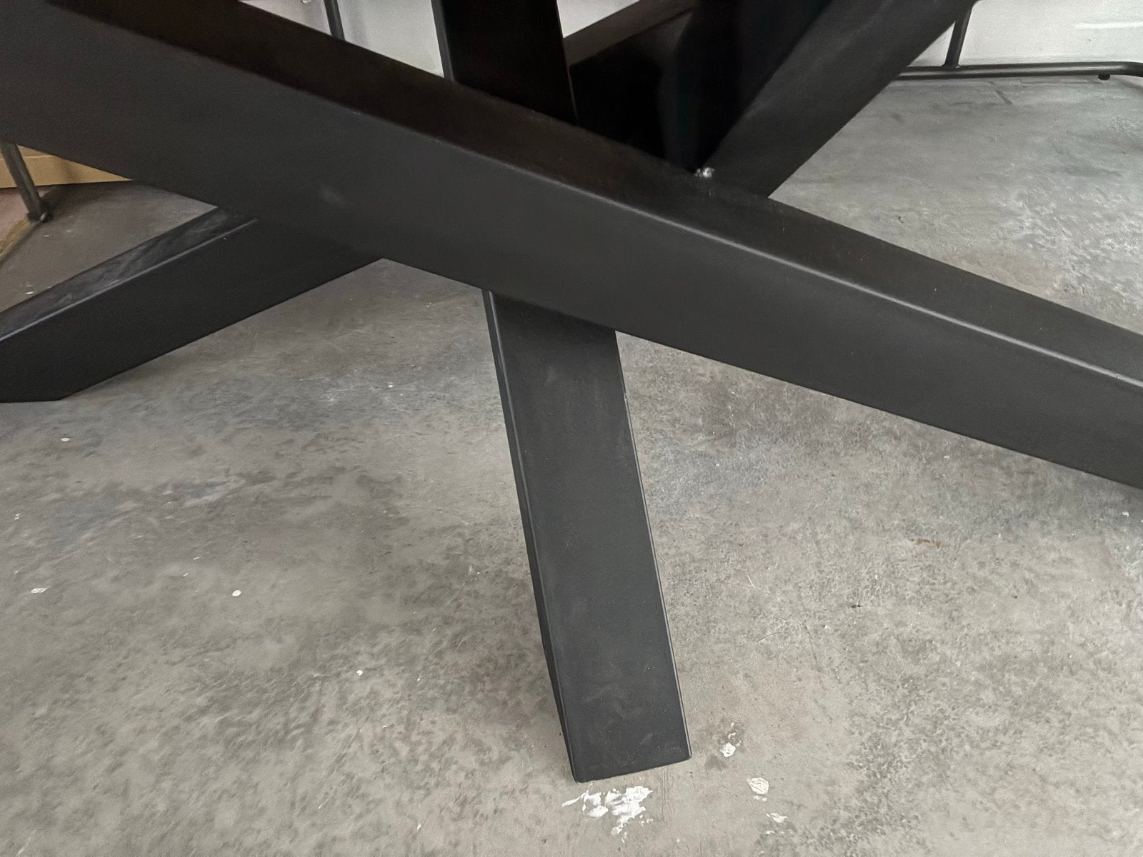 Zwarte metalen tafelpoot - X-vormig onderstel, kruispoot, Huis en Inrichting, Tafelonderdelen, Ophalen, Tafelpoot, 50 tot 100 cm