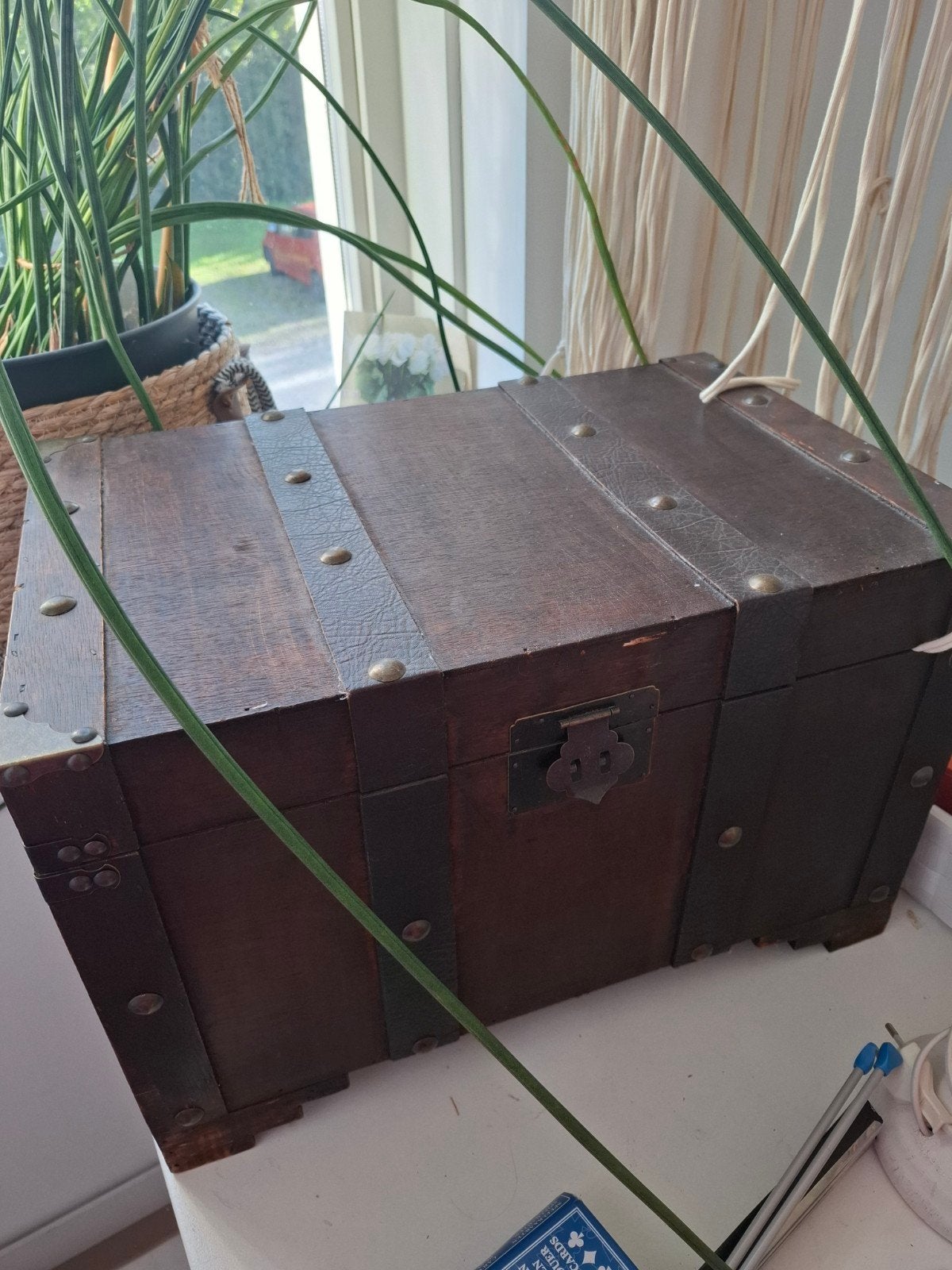 Koloniale schatkist met leren banden en koperen noppen, Ophalen, Gebruikt, 50 tot 100 cm, Overige houtsoorten