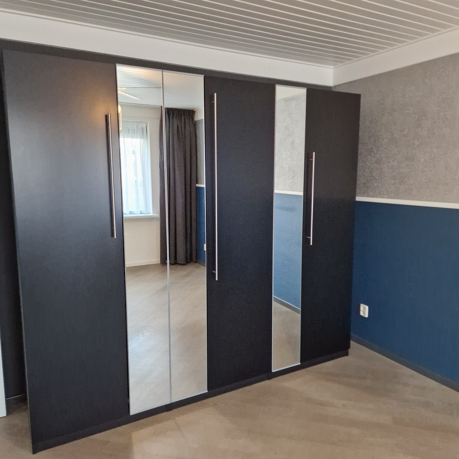 Moderne kledingkast met spiegeldeuren, Met deur(en), Ophalen of Verzenden, Zo goed als nieuw, 200 cm of meer