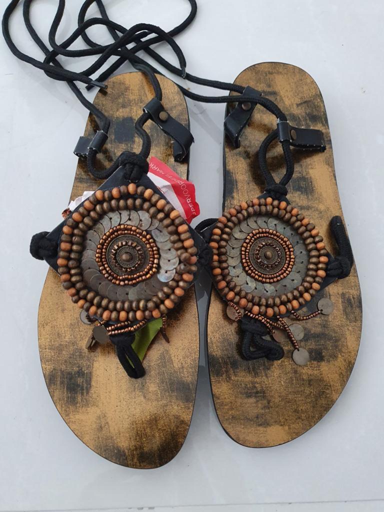 Boho sandalen met kralen en munten - een keer gedragen, Zwart, Nieuw, Onbekend, Sandalen of Muiltjes