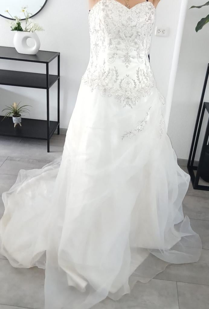 Elegante trouwjurk met borduursels en sleep, Kleding | Dames, Trouwjurk, Wit, Ophalen of Verzenden, Onbekend