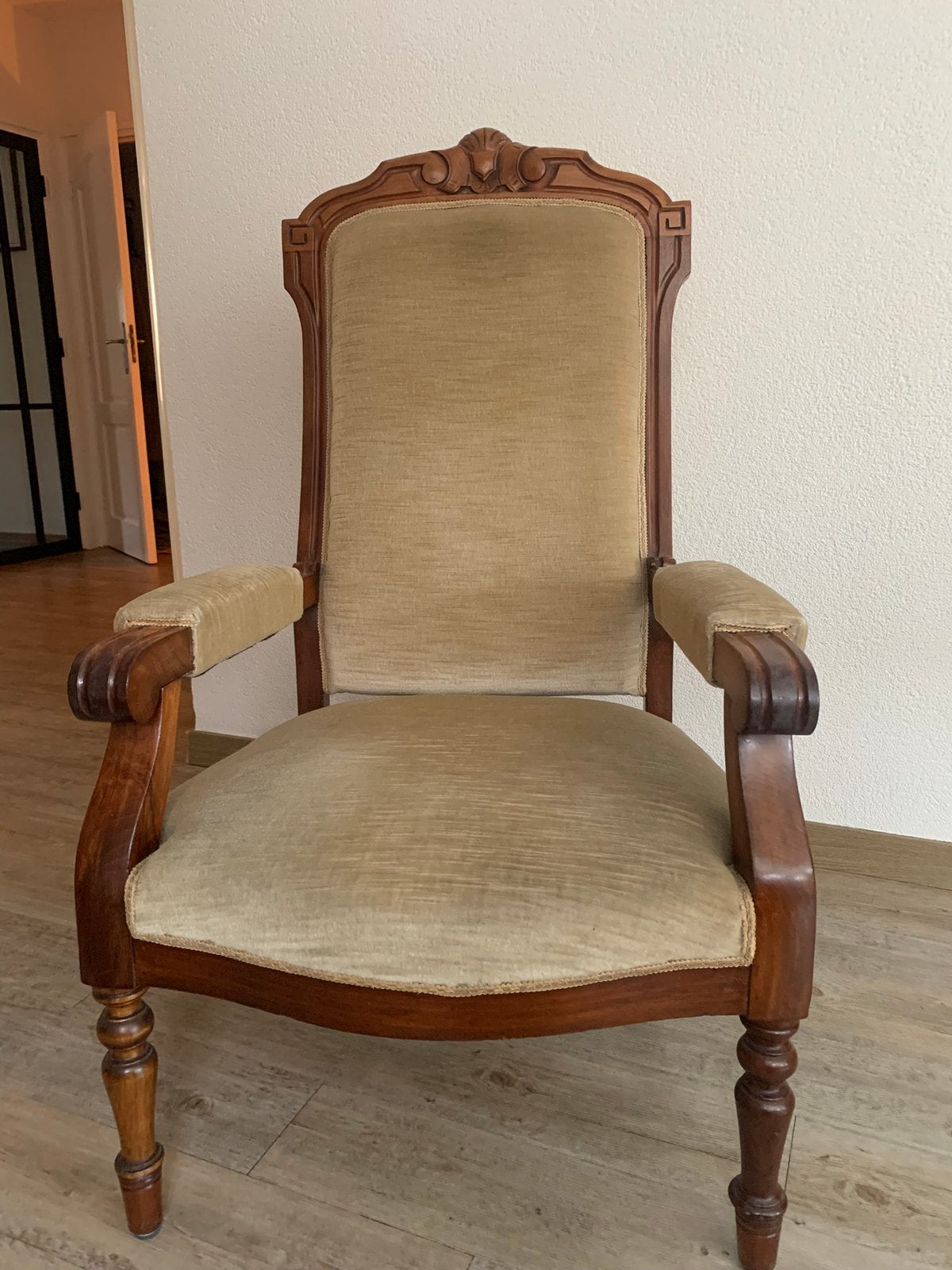 Antieke rokers stoel,bruin hout met beige bekleding, Ophalen, Overige kleuren, Zo goed als nieuw, Eén