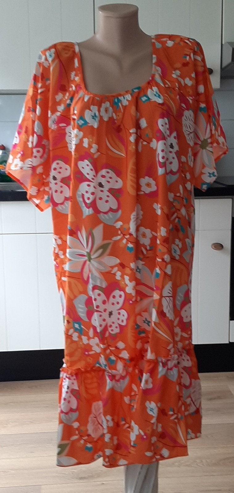 Zeer mooie oranje jurk met een kleurrijk bloemenpatroon, Kleding | Dames, Grote Maten, Ophalen of Verzenden, Nieuw, Oranje