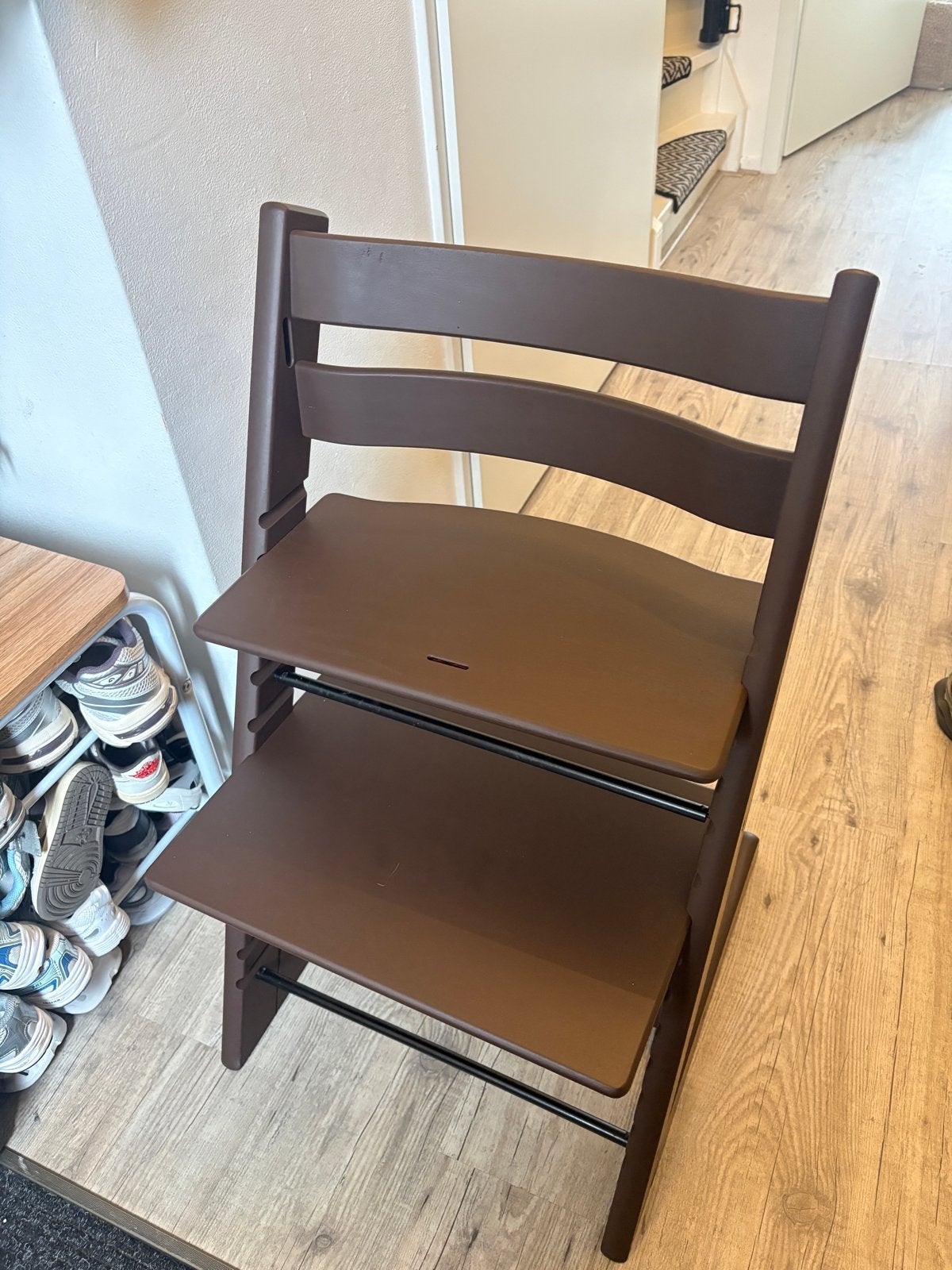 Donkerbruine Stokke Tripp Trapp stoel - Nieuw model, Kinderen en Baby's, Ophalen, Nieuw, Meegroeistoel, Aanschuifbaar