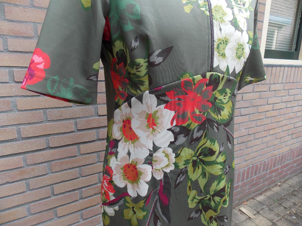 Kyra & co bloemenjurk, olijfgroen nieuw maat 42, Maat 42/44 (L), Nieuw, Ophalen of Verzenden, Knielengte