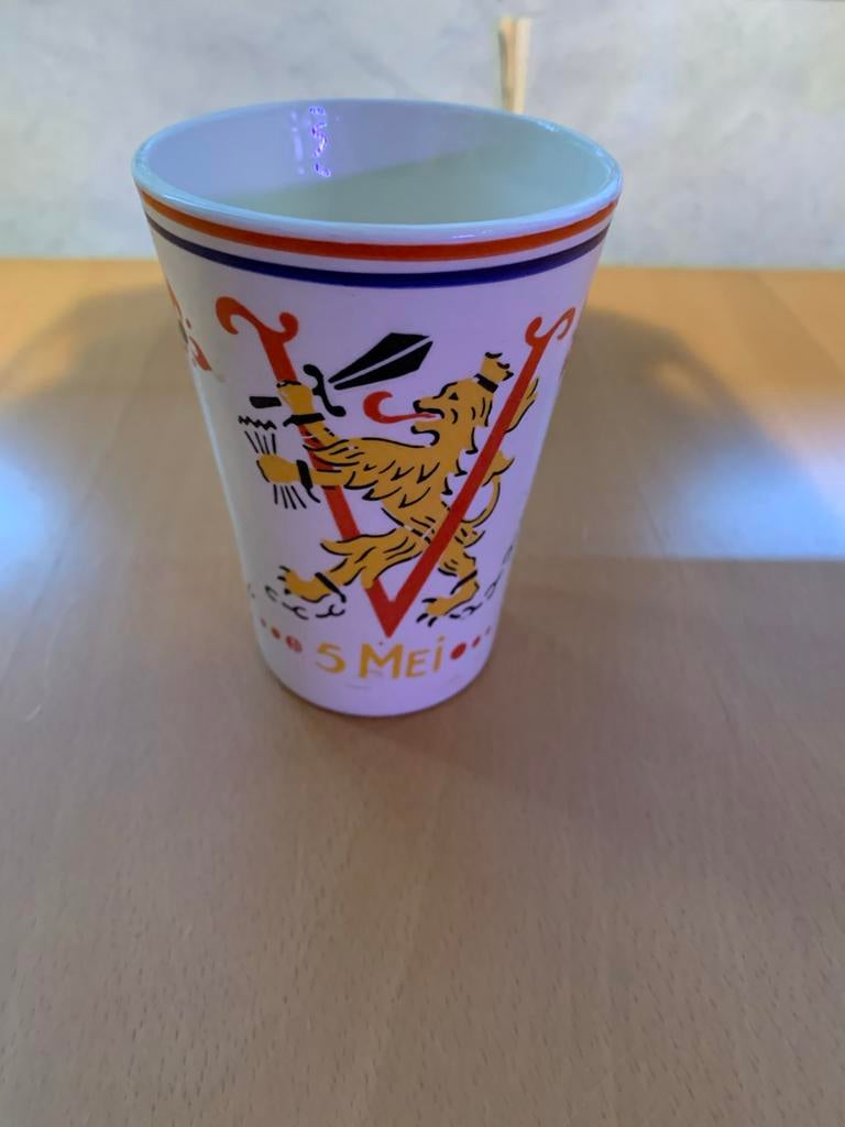 Beker 5 Mei met Nederlandse Leeuw, Ophalen of Verzenden
