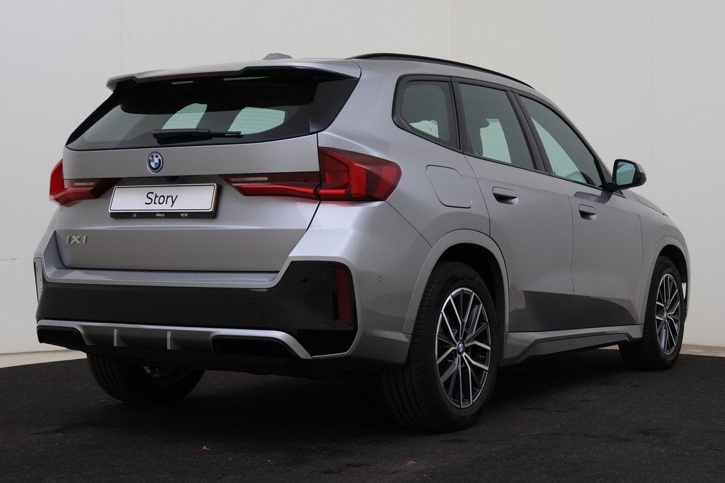 BMW iX1 eDrive20 M Sport / Panoramadak / Sportstoelen / Harm, Auto's, BMW, Gebruikt, Met garantie (alle), 24 min, Origineel Nederlands