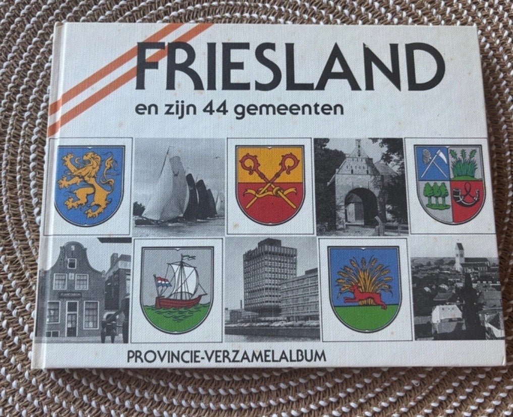 Friesland en zijn 44 gemeenten - Verzamelalbum, Boeken, Verzenden, 20e eeuw of later, Gelezen