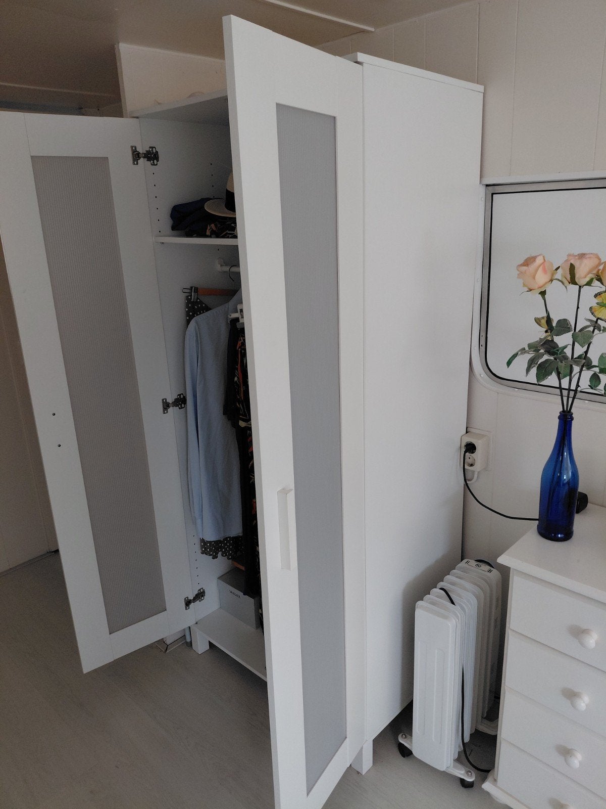 Ikea 2 deurs kast. wordt gedemonteerd geleverd., Ophalen, Met deur(en), Gebruikt, 100 tot 150 cm
