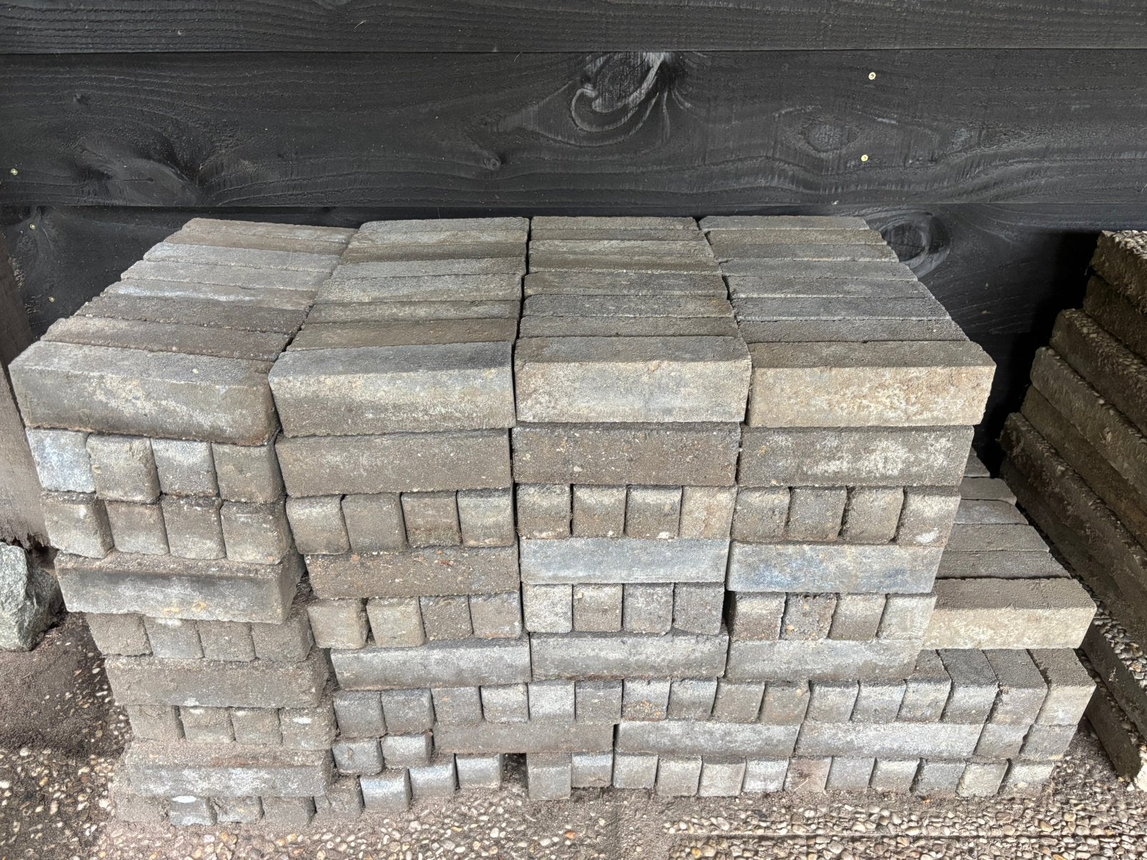 Gratis: 320stuks grijs/antraciet beton waaltjes, Ophalen, Gebruikt, Klinkers, Minder dan 5 m²